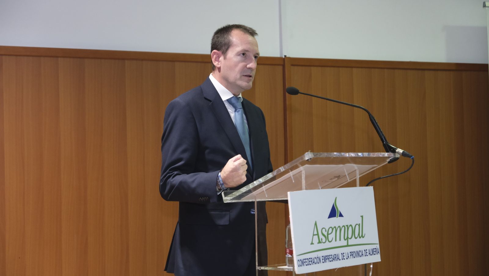Imágenes de la conferencia de Alfonso Guerra en el Foro Empresarial de Asempal, en Almería