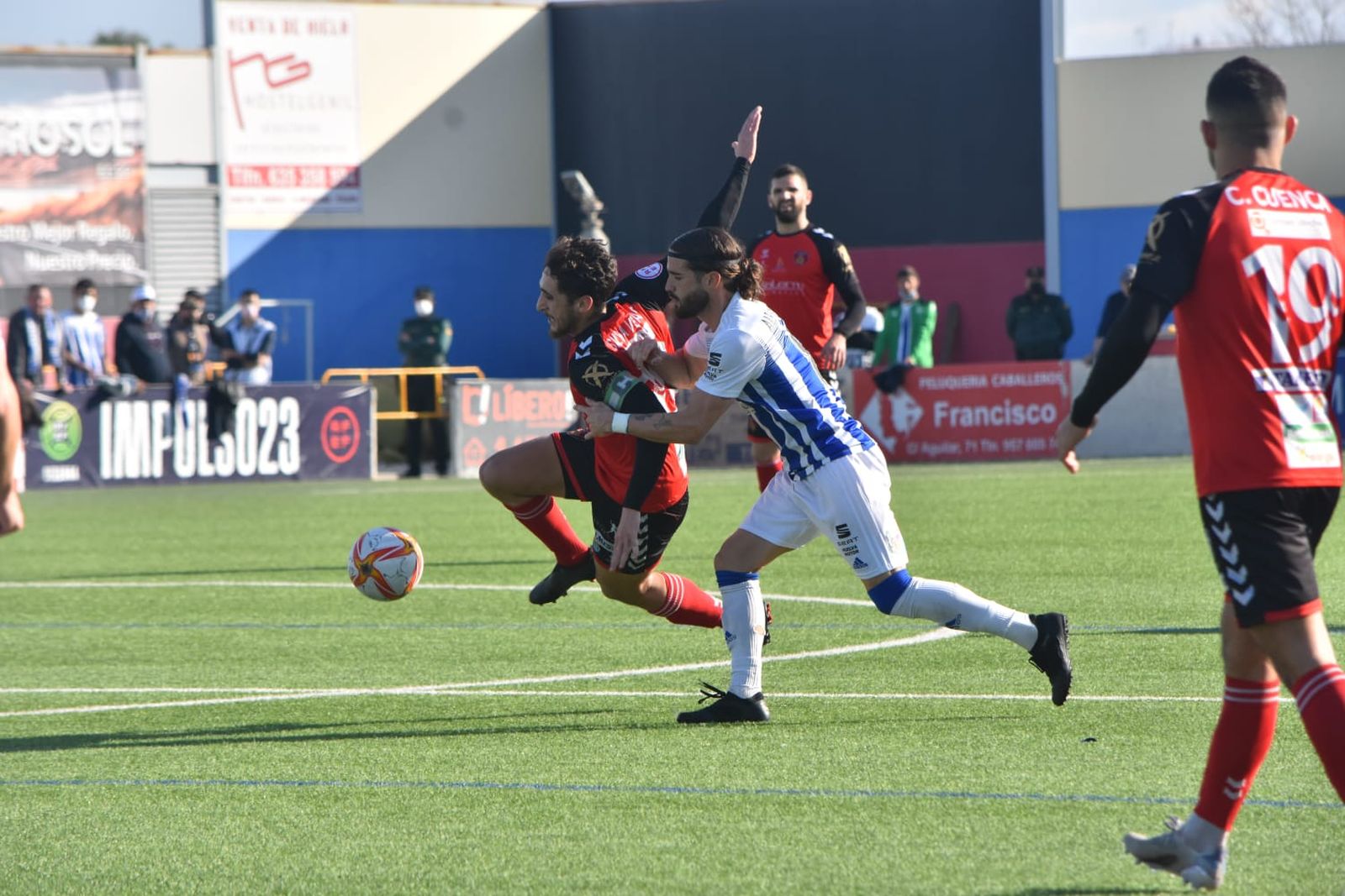 Álex Moreno pugna con un jugador del Salerm.