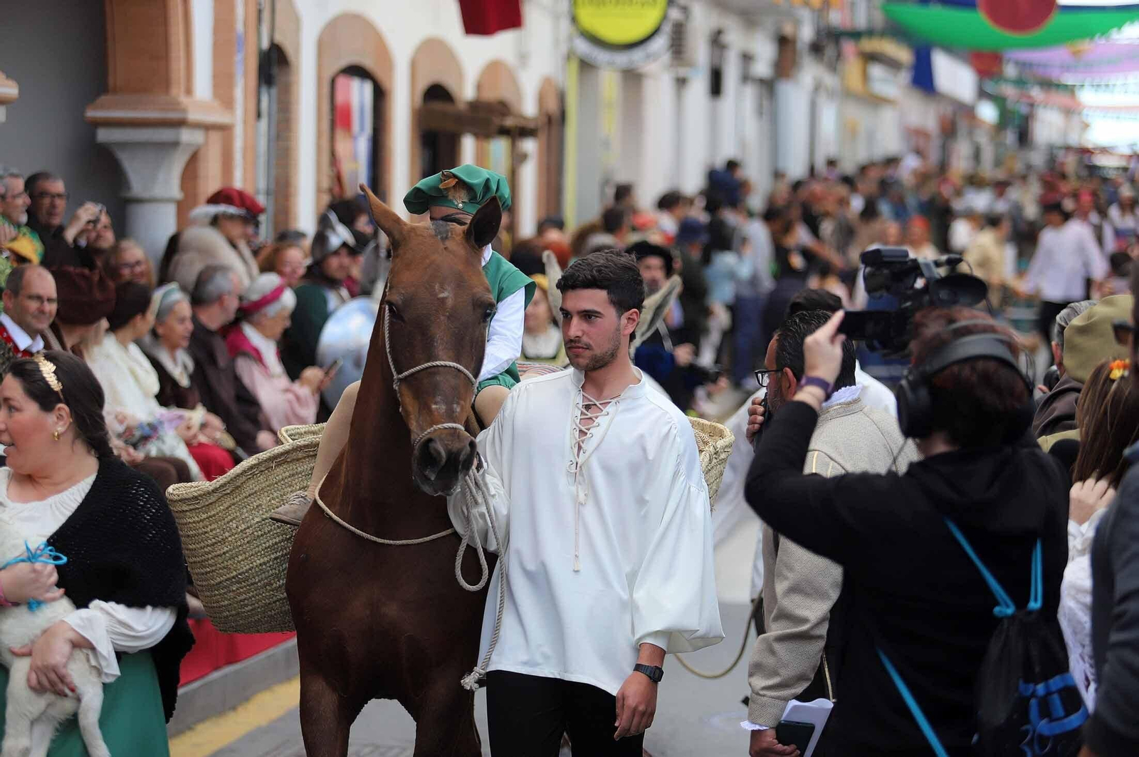 Imágenes del gran ambiente en la Feria Medieval de Palos de la Frontera, Huelva