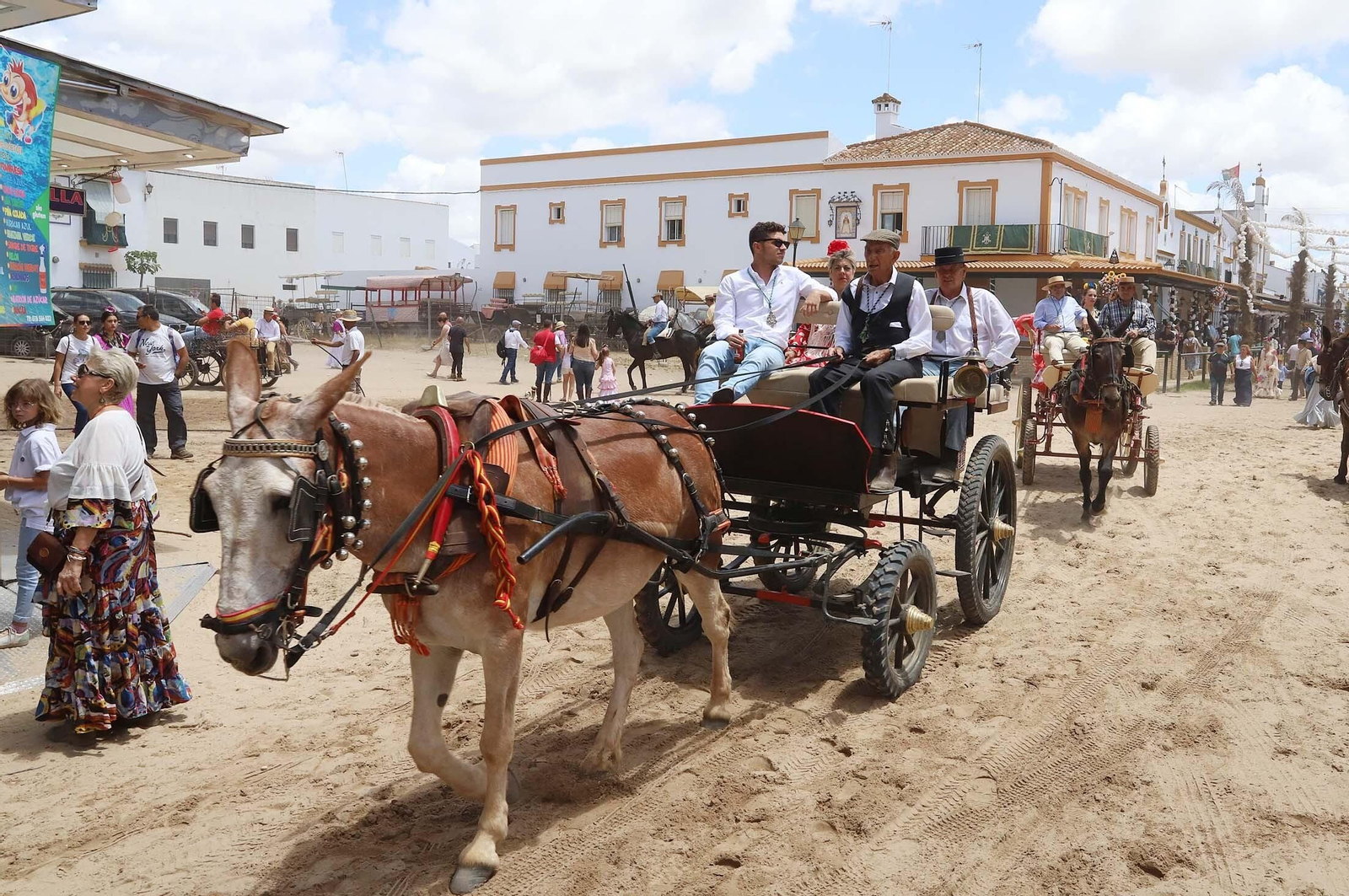 Imágenes del ambiente El Rocío y en Casas de Hermandades