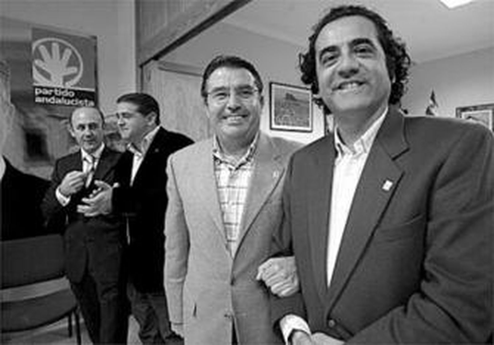 Antonio Moreno y José Luis Villar, ayer tras recibir las insignias.