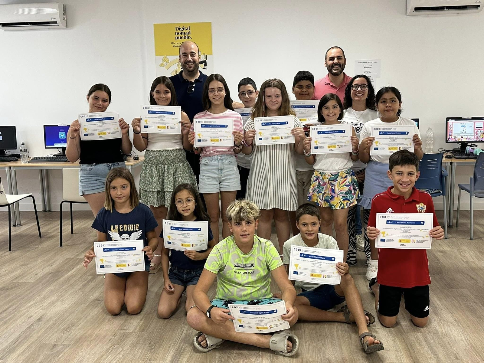 Los participantes muestran sus certificados tras la finalización del curso