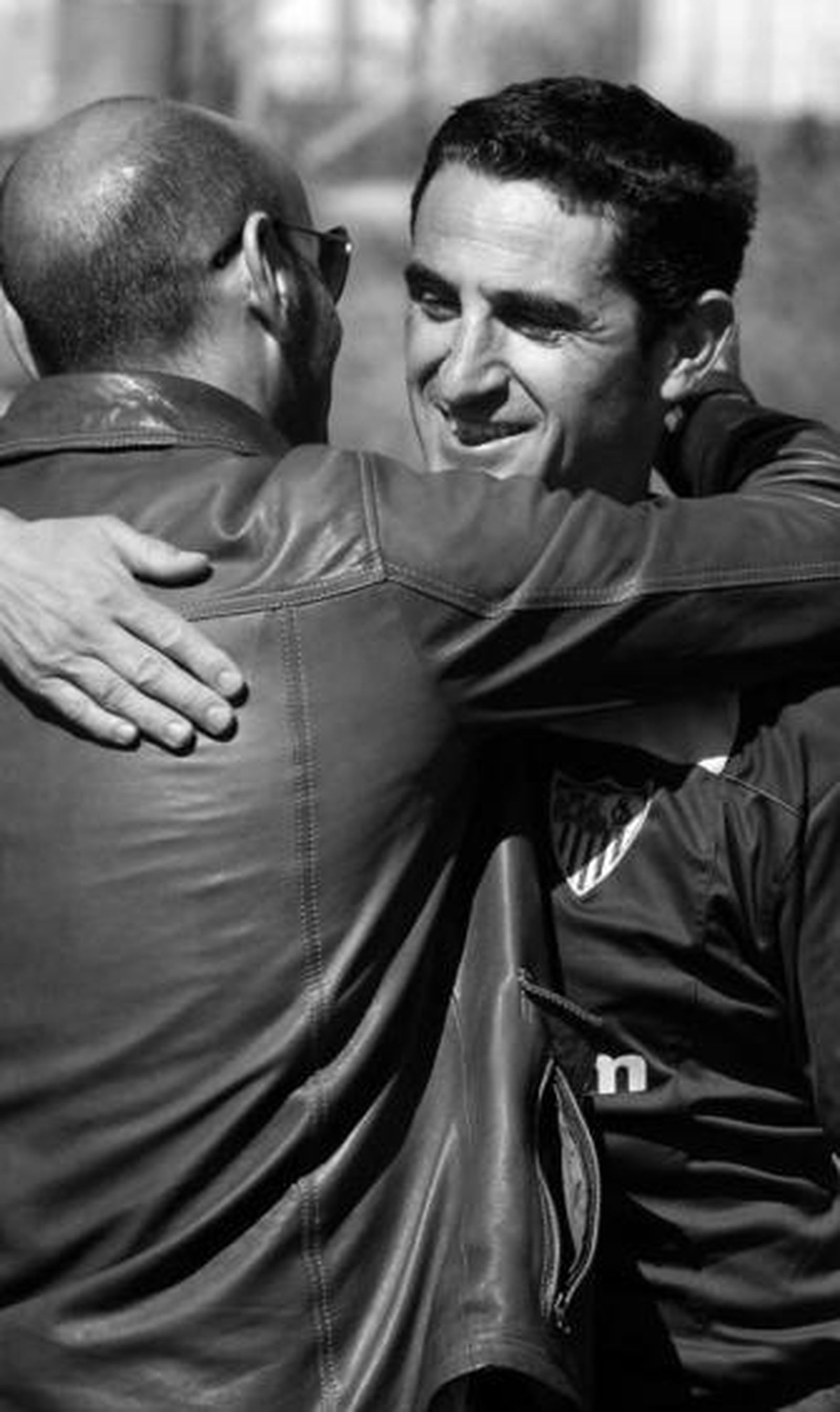 Apoyo con palabras y con gestos. Monchi abraza a Jiménez a la vista de todos en el entrenamiento.