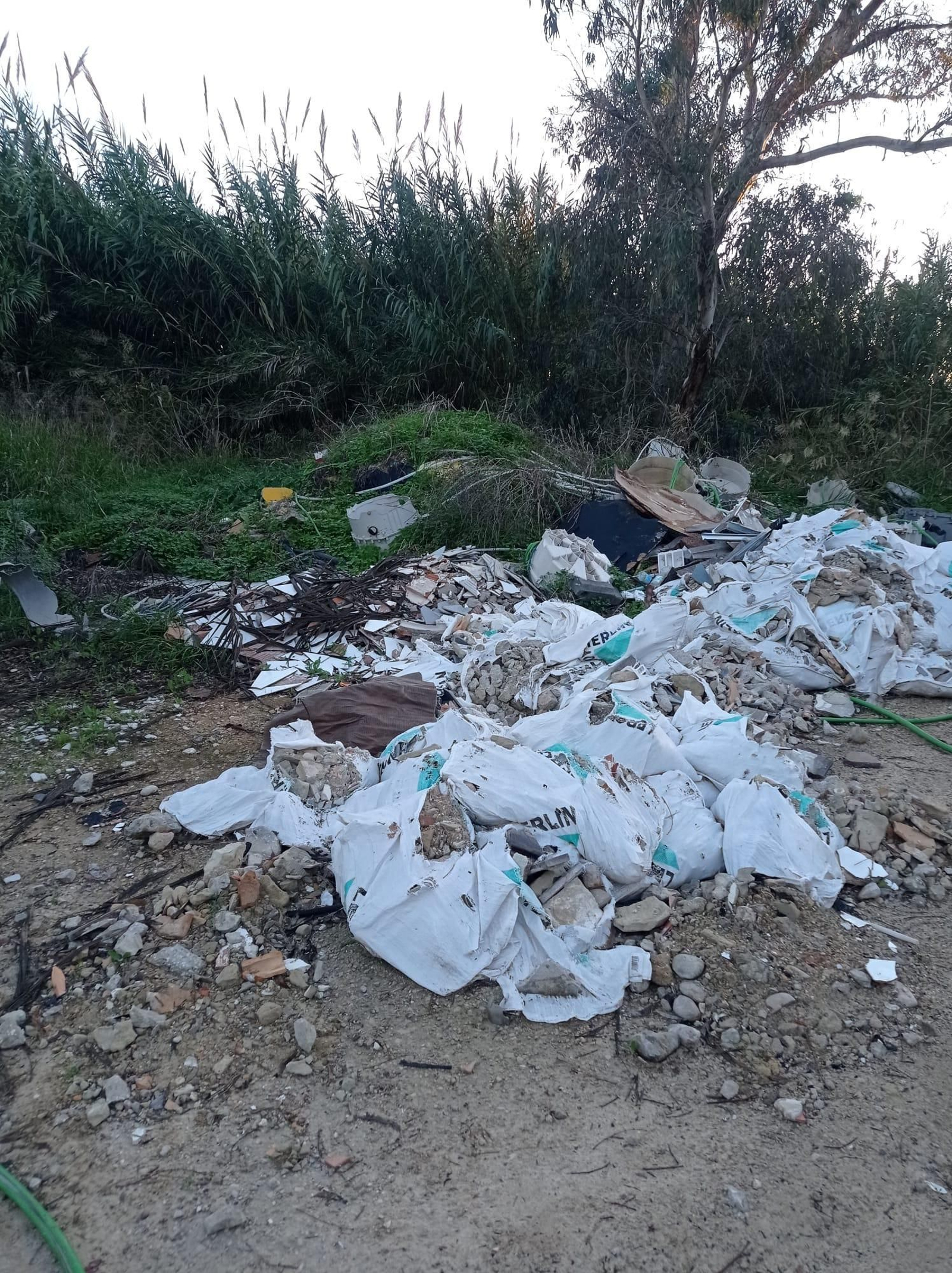 Imagen de escombros junto al entorno del Guadalete.
