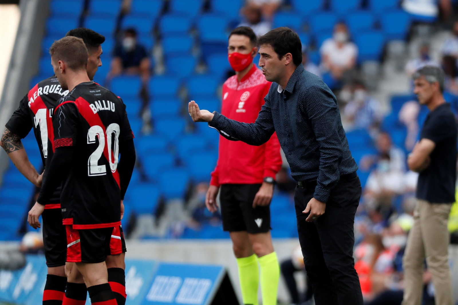 Iraola da instrucciones en la banda.