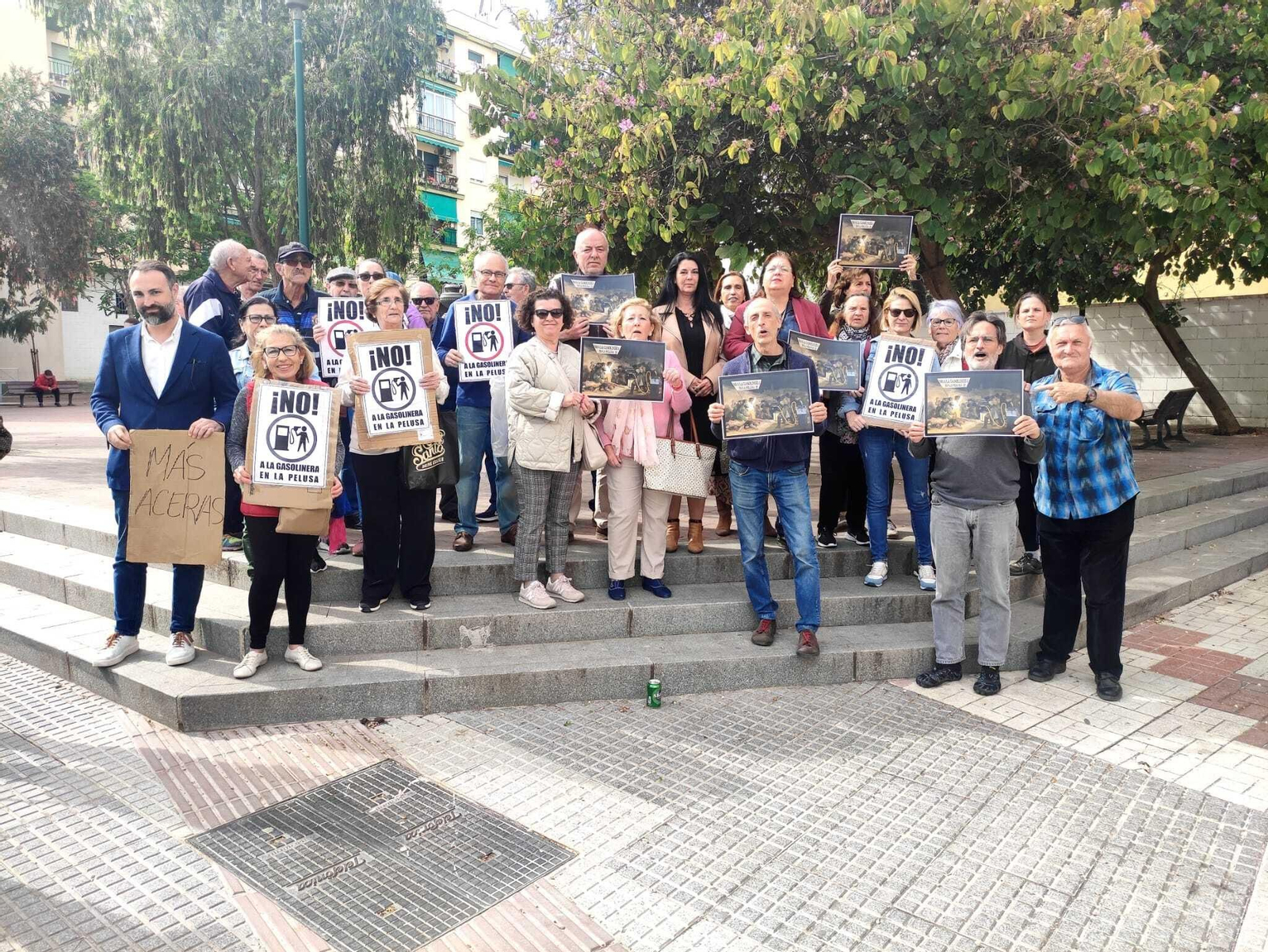 Vecinos de El Palo se manifiestan contra la gasolinera de La Pelusa. Vecinos de El Palo se manifiestan contra la gasolinera de La Pelusa.