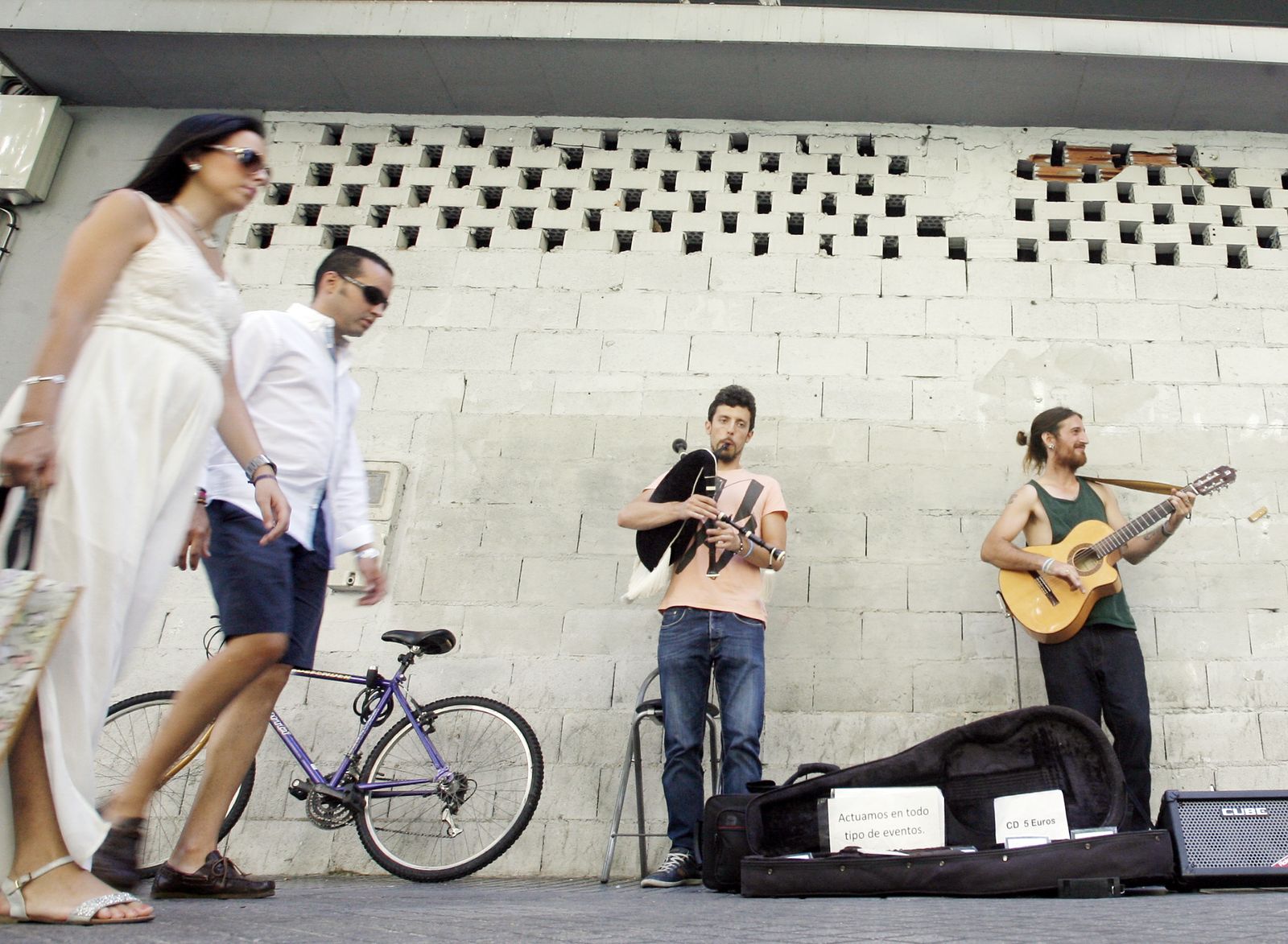 Actuación de un grupo musical en la calle en una imagen de archivo.