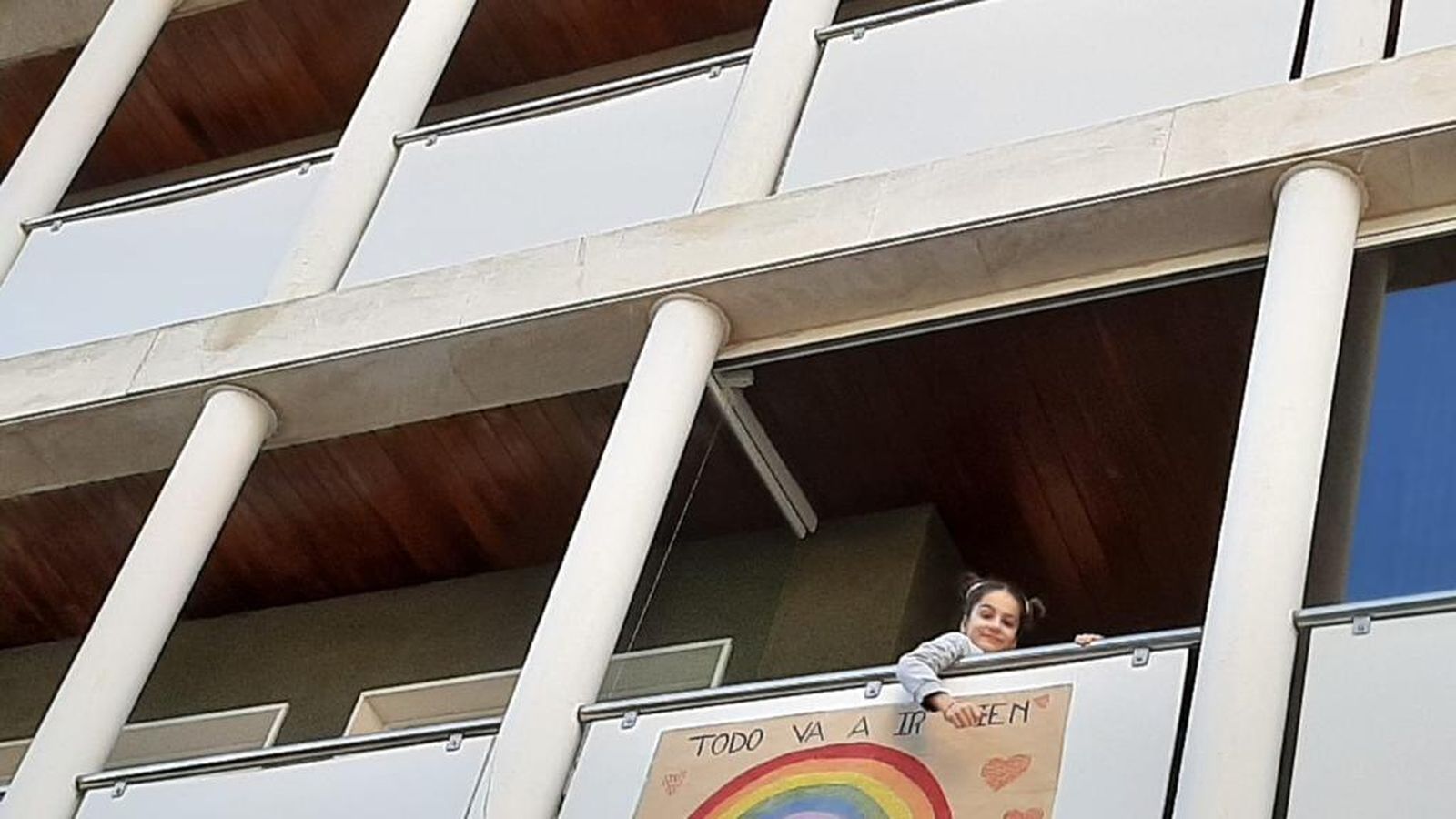 Una pequeña muestra desde su balcón el cartel realizado con su hermana.