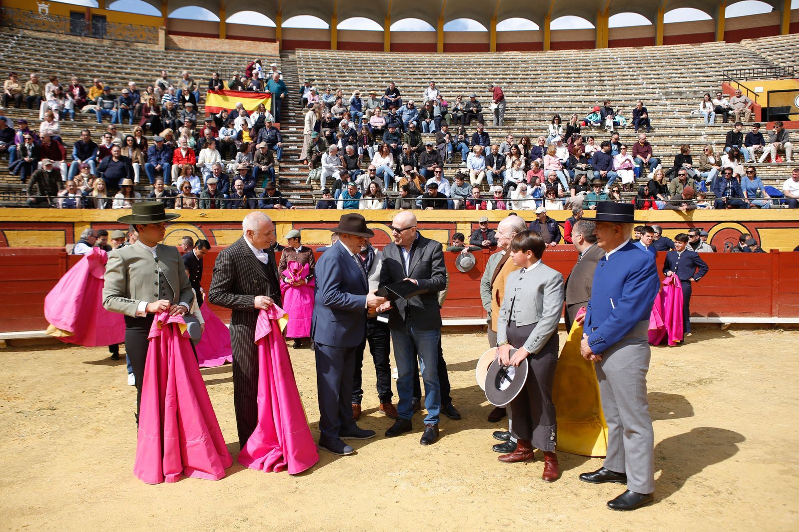 La clase magistral solidaria de Miguelete en la plaza de toros de Las Palomas de Algeciras, en imágenes