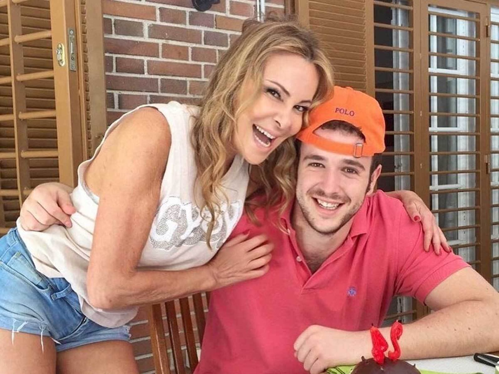 Ana Obregón, en una de las imágenes con su hijo Álex que ha compartido en redes.