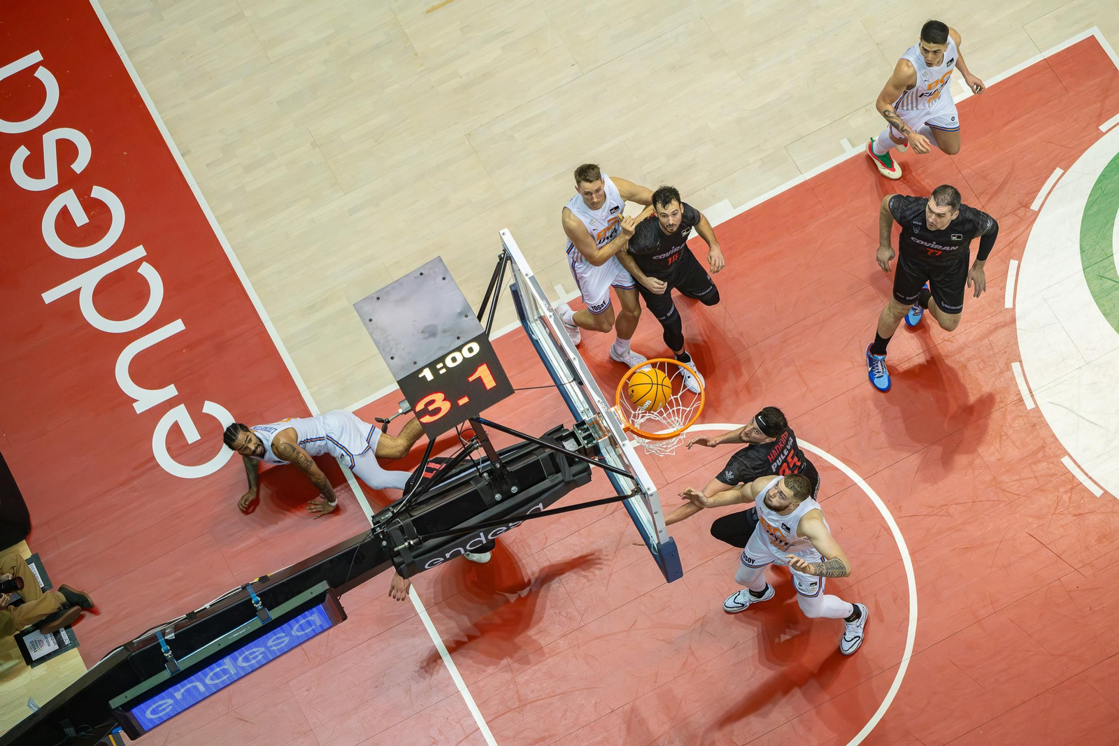 Imagen aérea de una acción del partido.