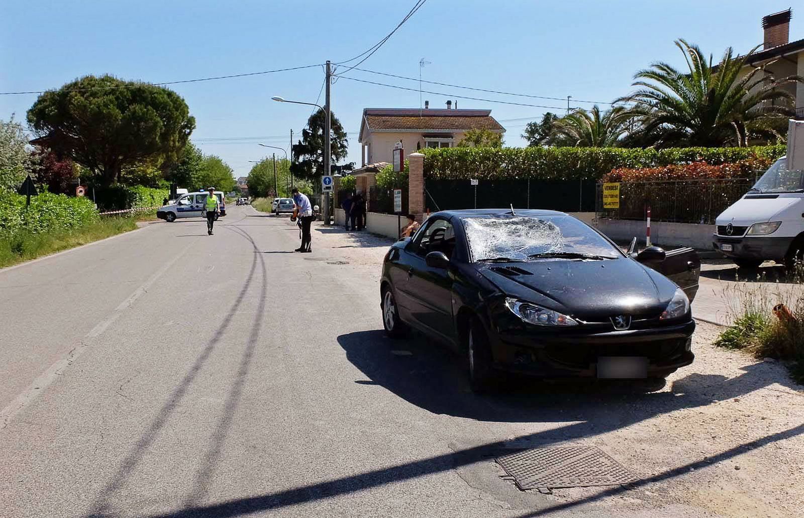 Estado en el que quedó la luna delantera del coche que atropelló a Nicky Hayden en la provincia italiana de Rimini.