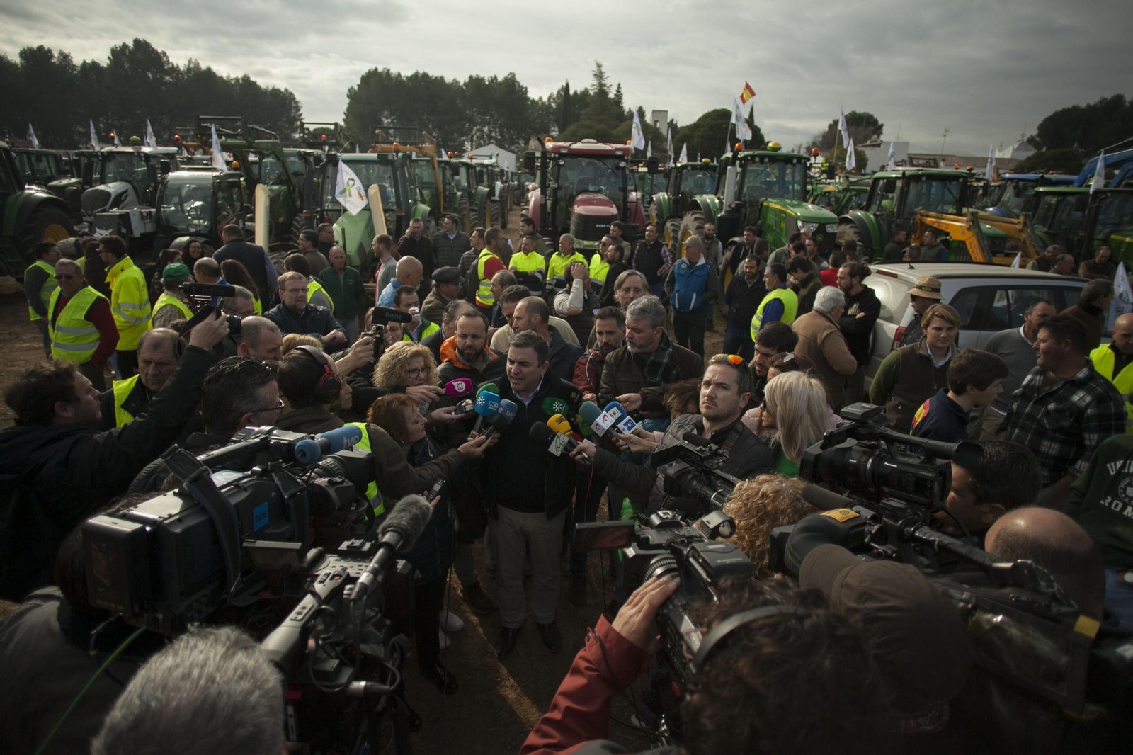 Las fotos de los tractores que han cortado las carreteras en Antequera