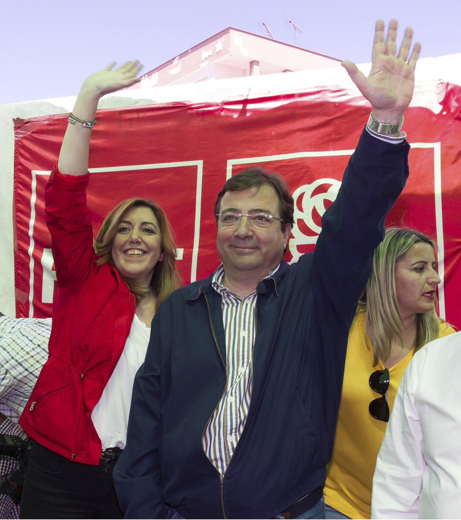 Susana Díaz, ayer con Guillermo Fernández Vara en Arroyo de San Serván (Badajoz).