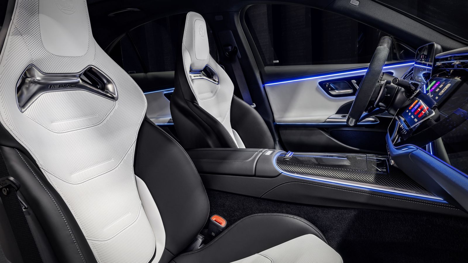 De serie o en opción, los asientos son siempre de tipo deportivo, con diferentes decoraciones según se elijan los estándar o los de los paquetes.