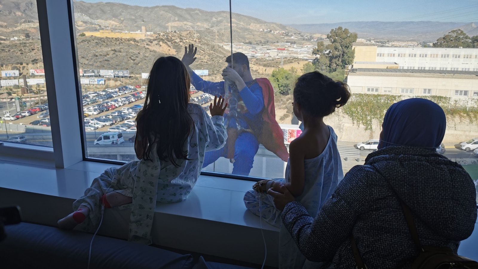 Superman visitó a los niños ingresados en el Materno Infantil