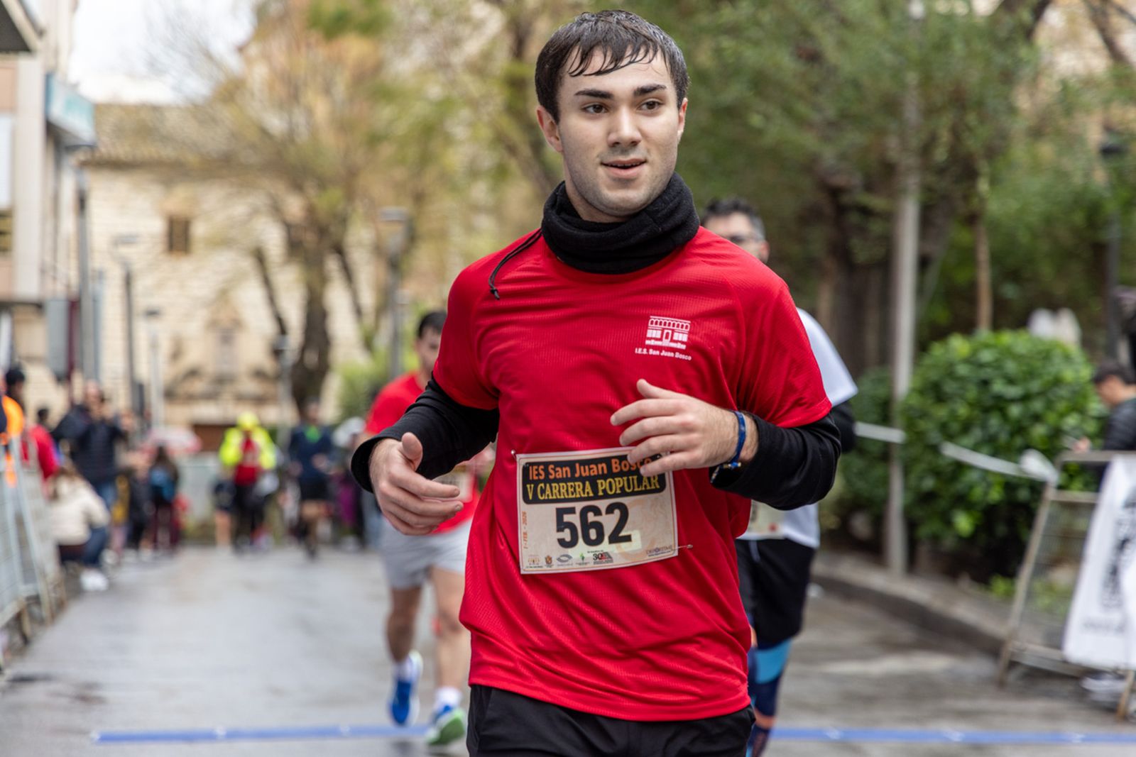 En imágenes: la lluvia no frena a más de un millar de corredores en la V Carrera Popular del IES San Juan Bosco (2)