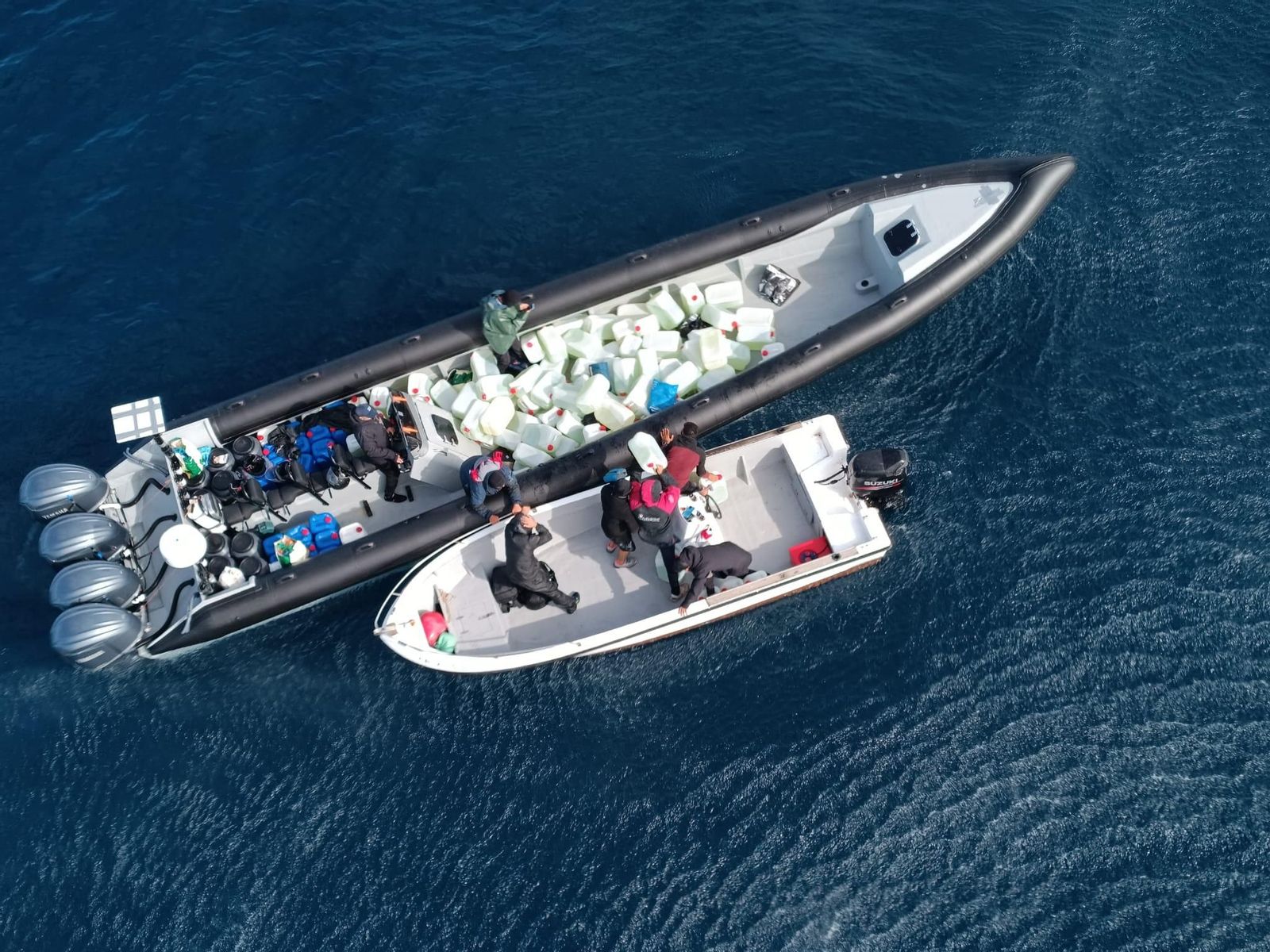 Imagen de archivo de una narcolancha en aguas de Almería.