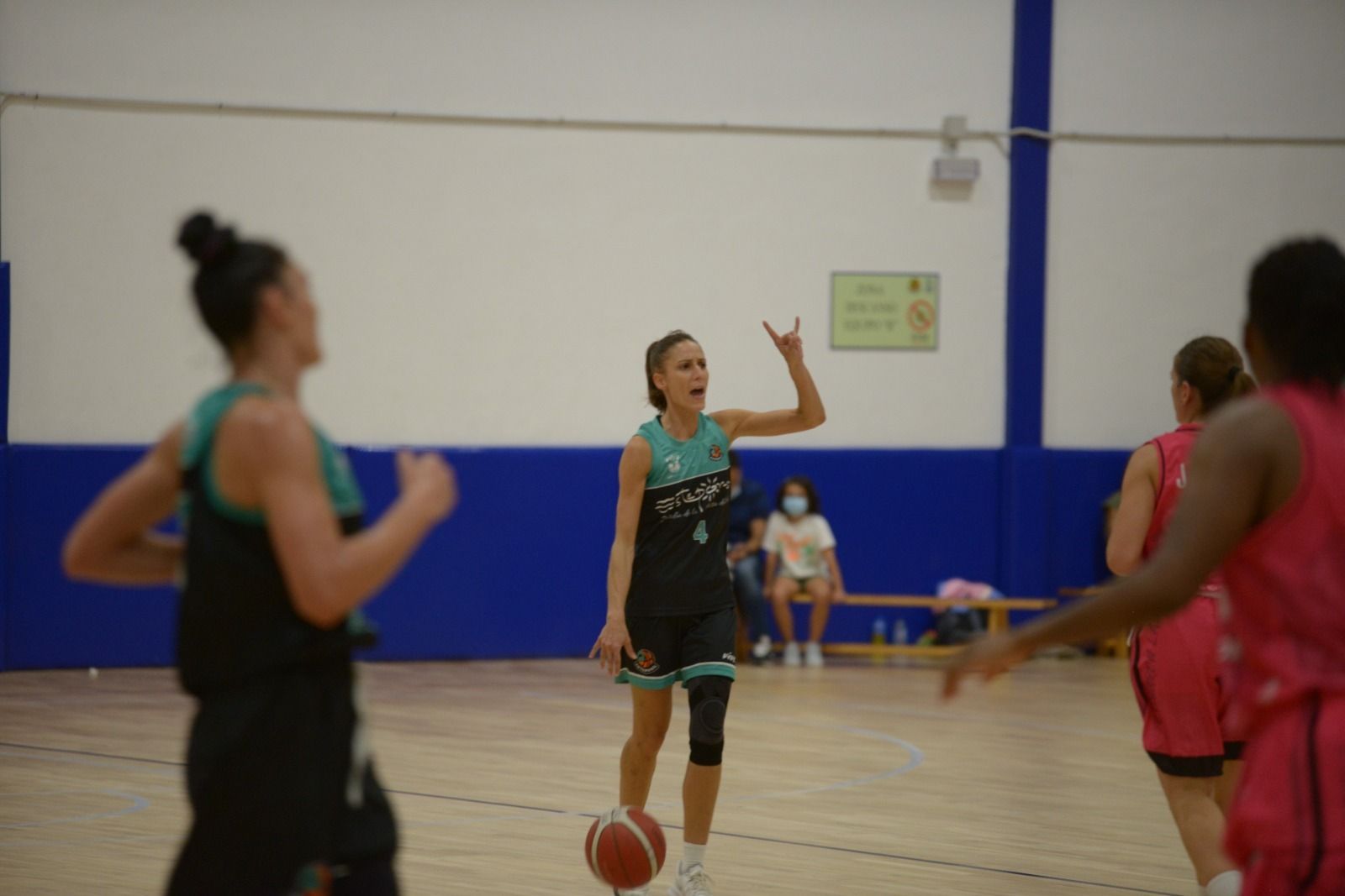 Un lance de un partido en casa del CAB Estepona.