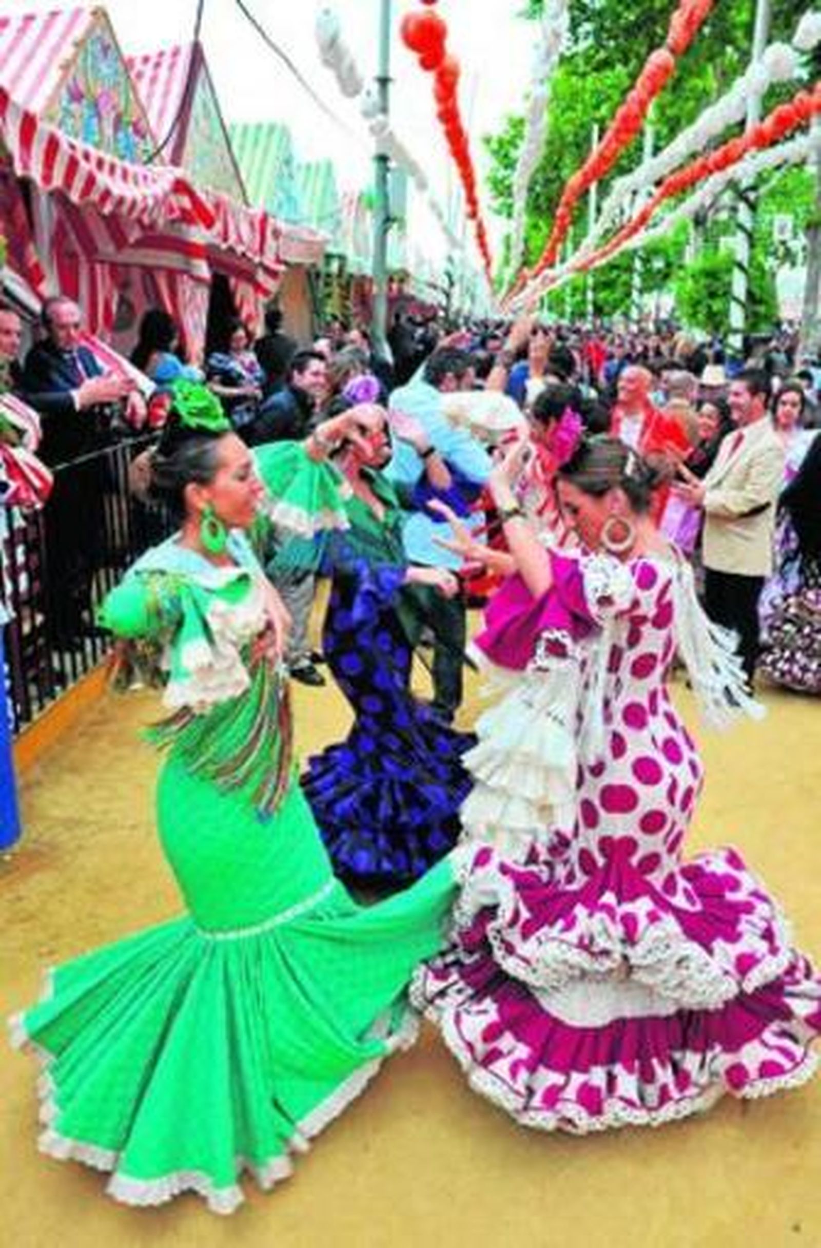 Un grupo baila sevillanas en el albero del real, jaleado por el público de dentro y fuera de las casetas.