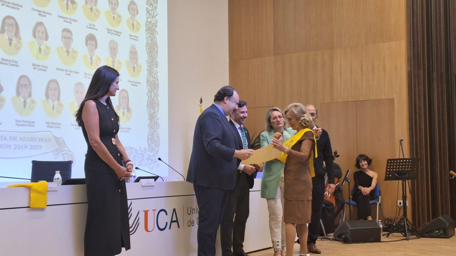 Una de las alumnas recogiendo su diploma.