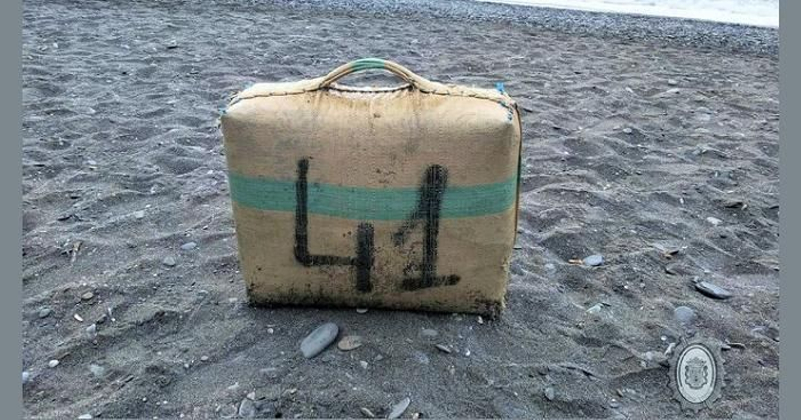 Un vecino encuentra un fardo de hachís de 39 kilos  en una playa de la Costa de Granada