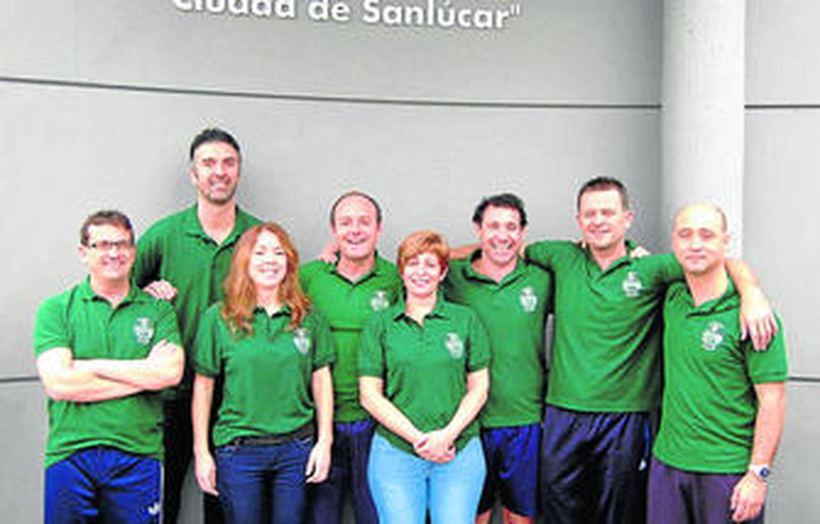 Los componentes del equipo isleño posan a su llegada al pabellón sanluqueño.