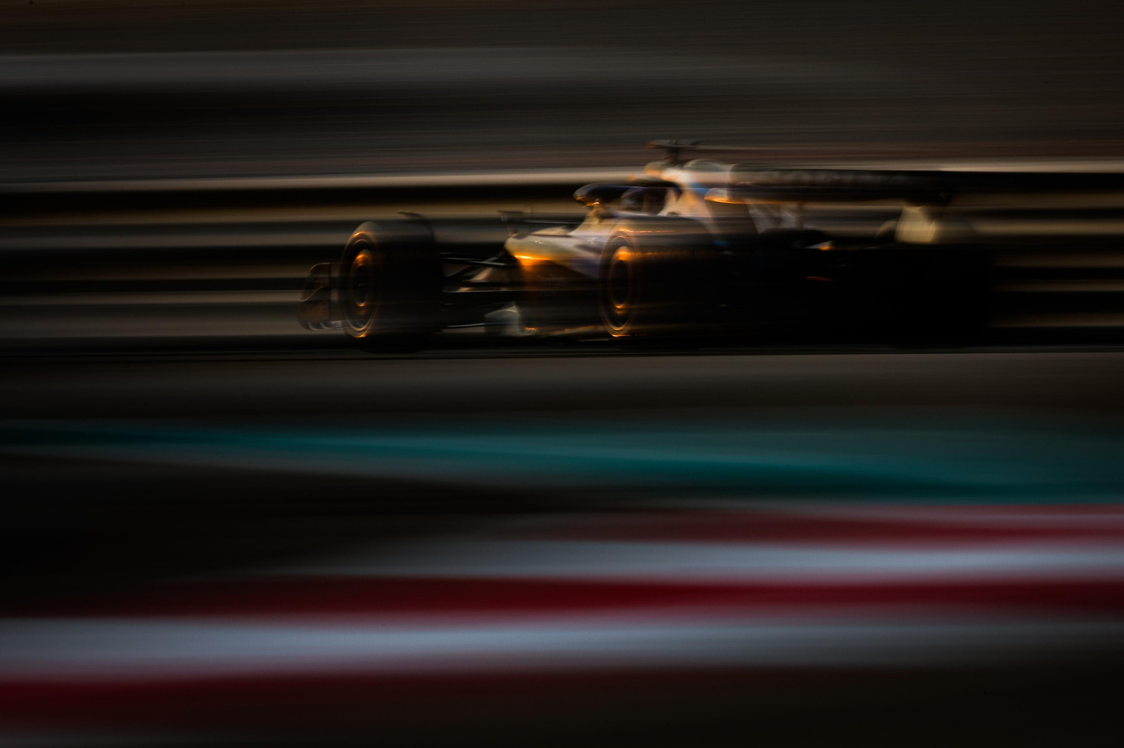 Las escuderías de  Fórmula uno se prueban tras el fin de temporada