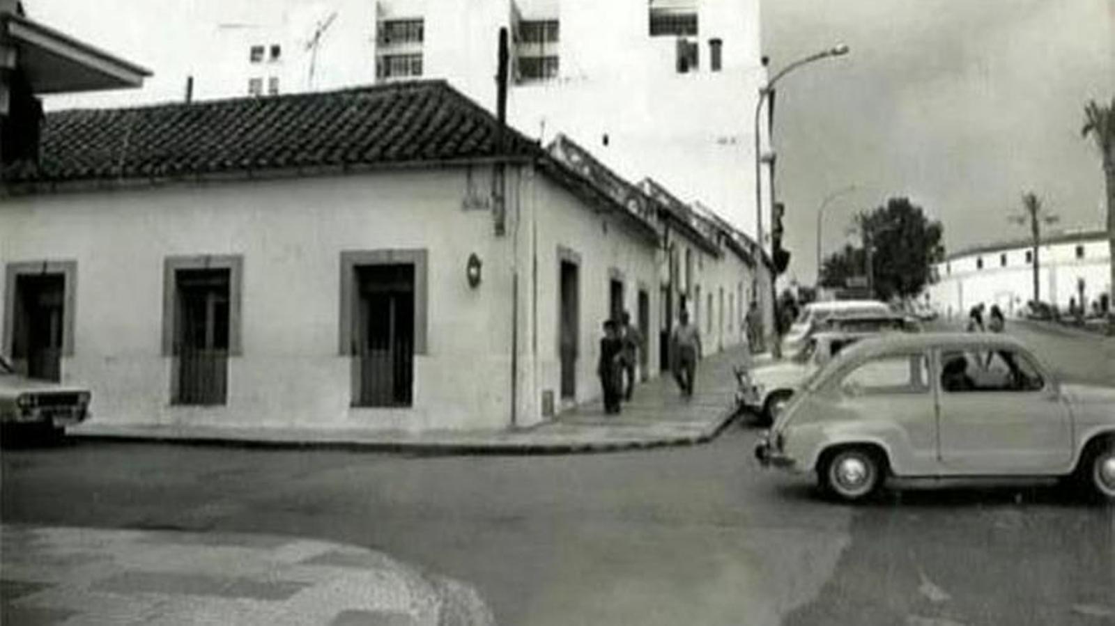 Antiguas casitas en la esquina entre la Avenida Blas Infante y la calle Sevilla.