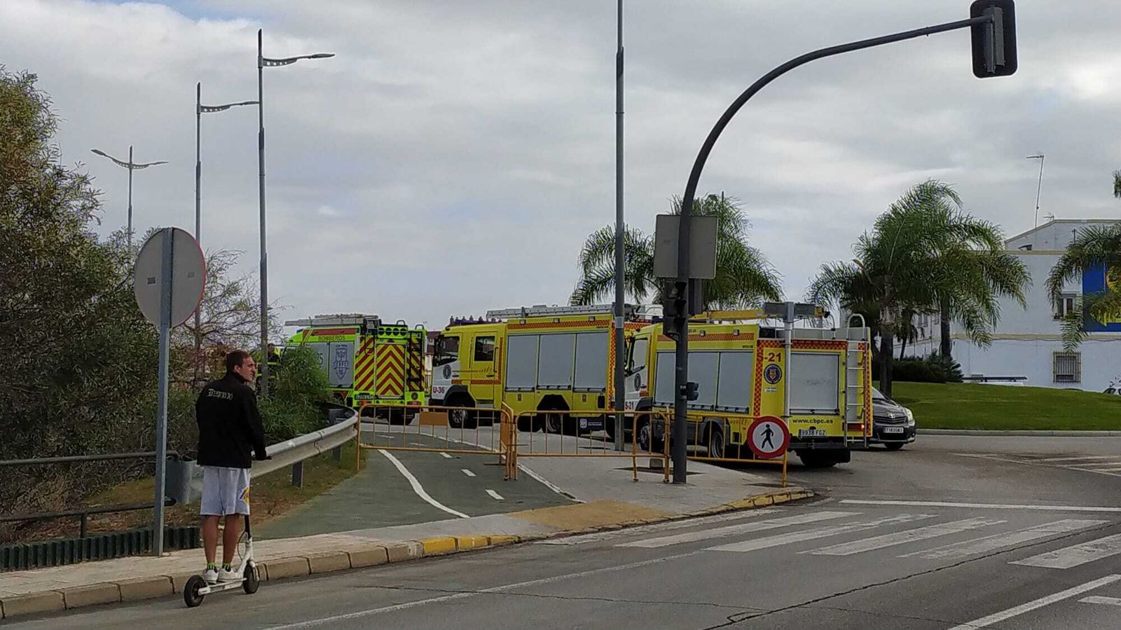 Bomberos en el puente de La Casería, este viernes.