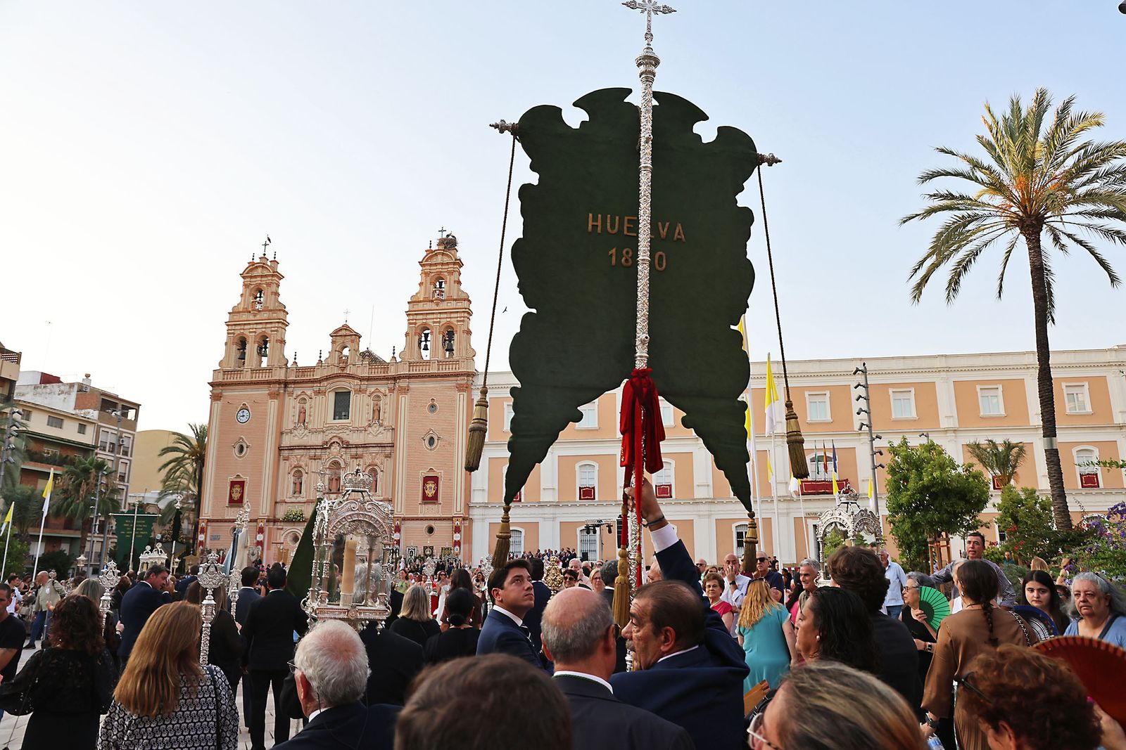 Imágenes del Rosario Jubilar rociero celebrado por las 25 hermandades filiales de la Matriz de Almonte en La Merced