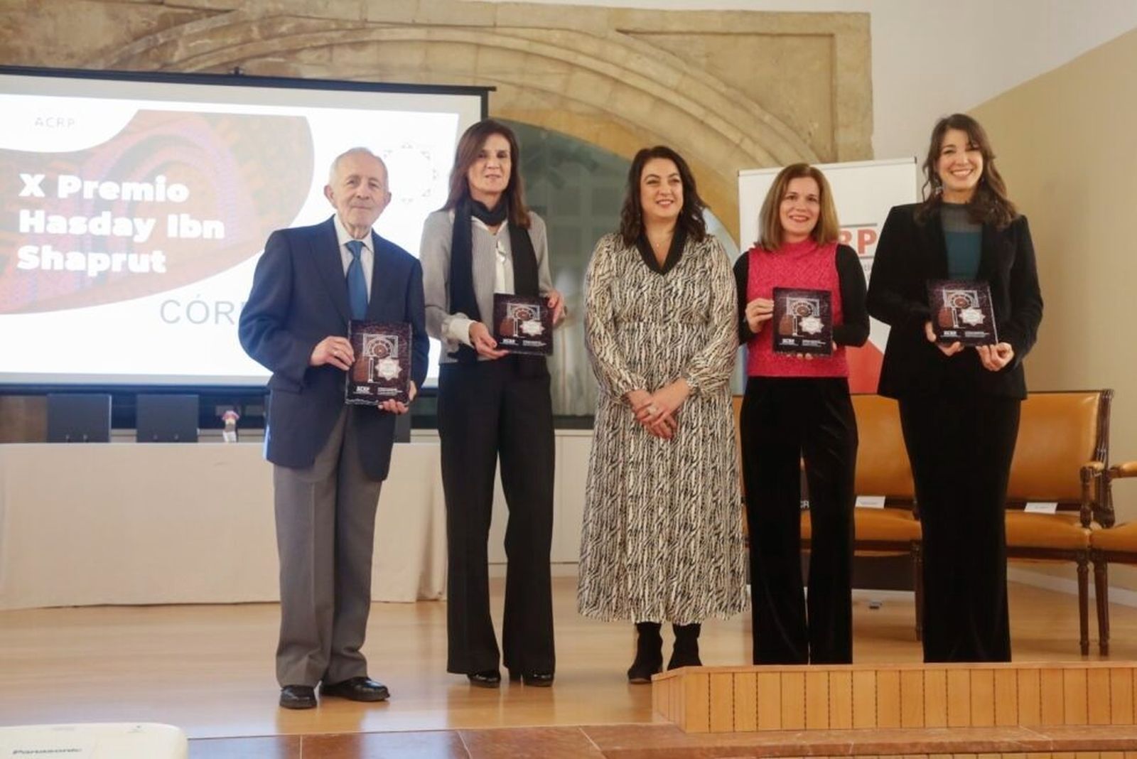 Los premiados acompañados por la presidenta de la ACRP, Virginia Navarro.