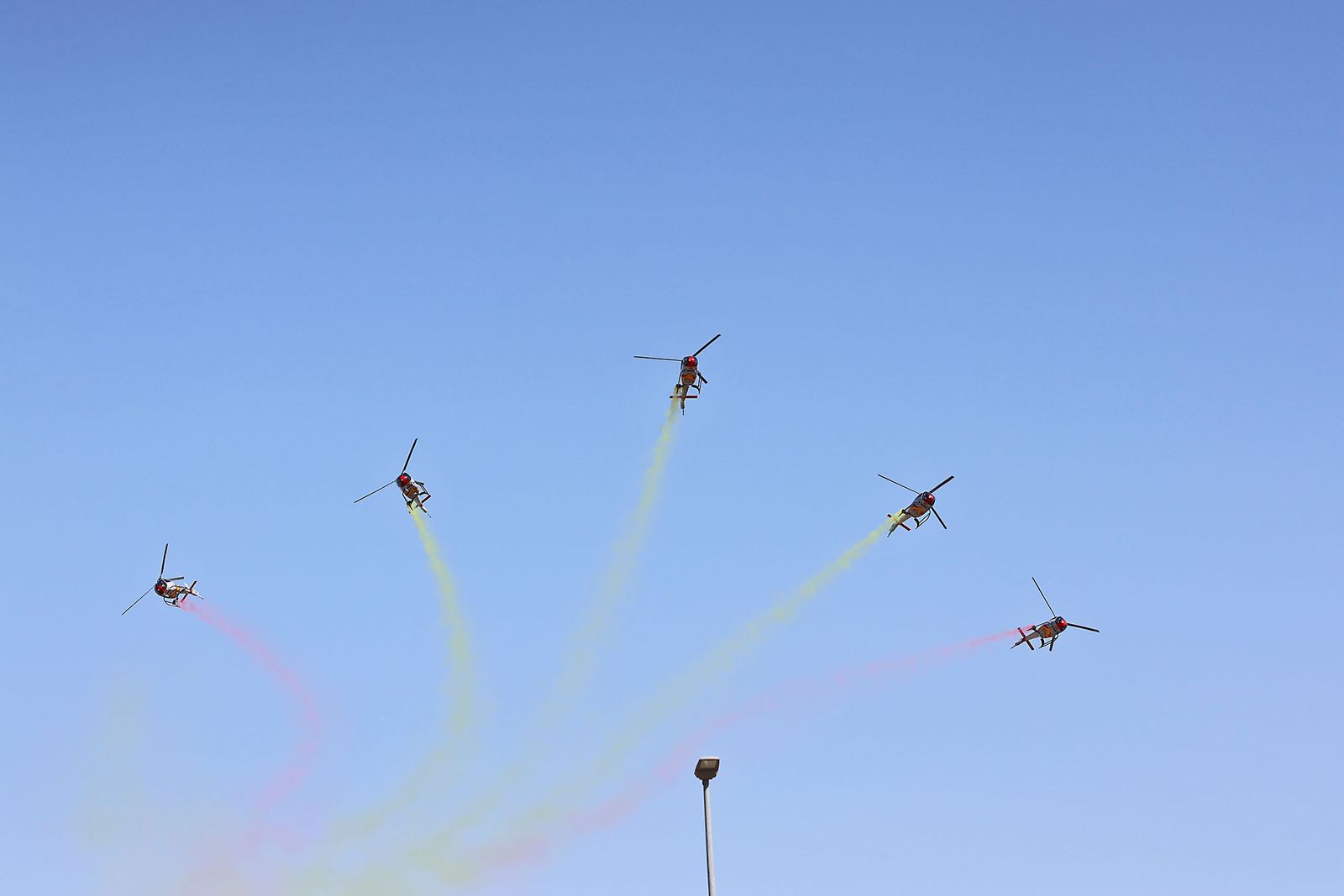 Fotografías de la exhibición aérea de la Patrulla Acrobática de Paracaidismo del Ejército del Aire 'Papea' y de la Patrulla Acrobática de Helicópteros 'ASPA'  en los actos de homenaje al centenario del Plus Ultra presidido por S.M. el Rey Felipe VI