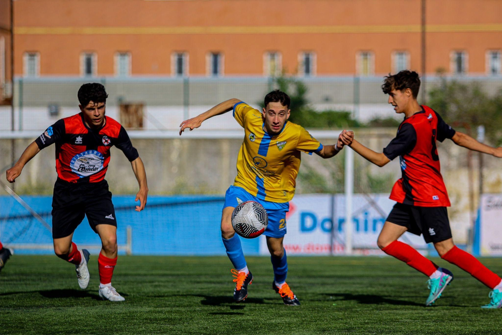 Ricky, con el balón, durante un partido con el juvenil del Atlético Zabal