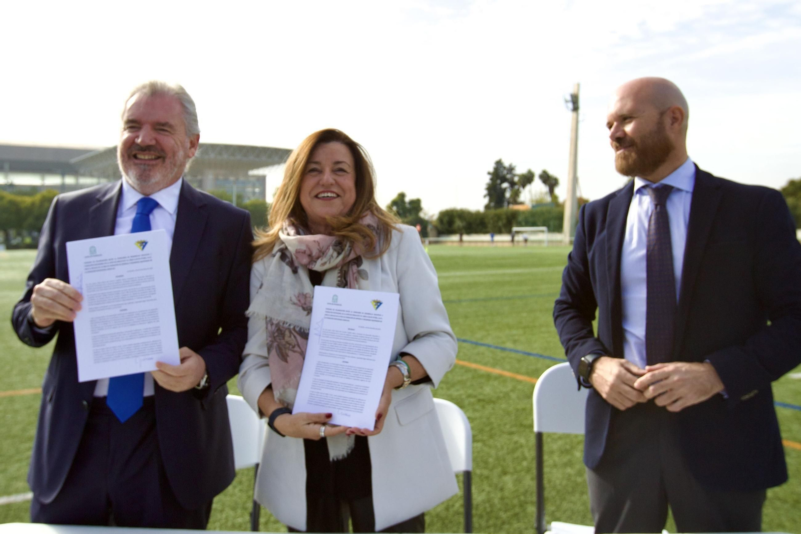 El presidente del Cádiz (i) y la consejera tras la firma del convenio.