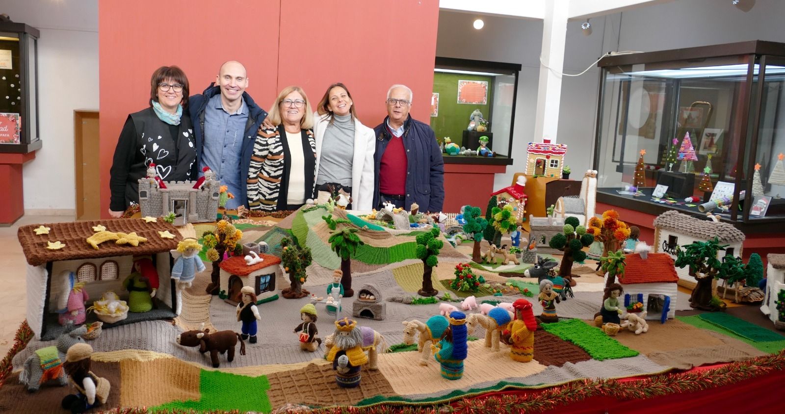 Acto de apertura del Belén cuyas piezas están realizadas en ganchillo.