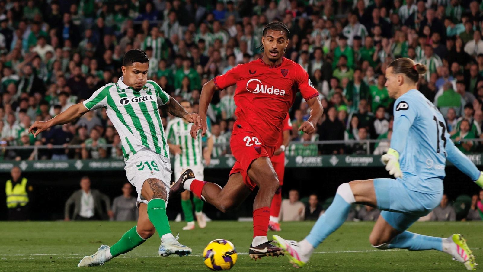 El Cucho Hernández llega al balón antes que Nyland en el tanto de la victoria verdiblanco.