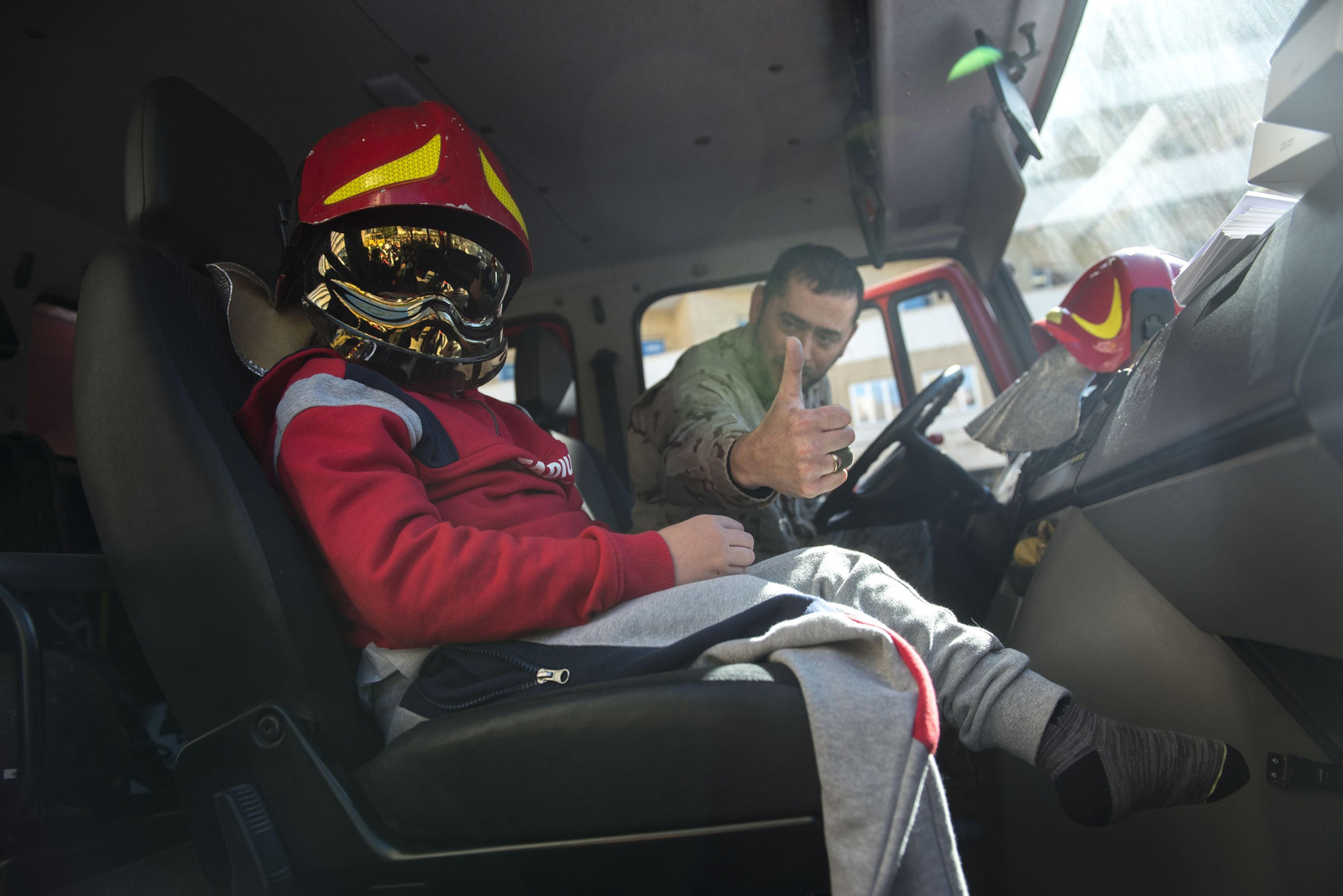 Las Fuerzas de Seguridad visitan a los menores ingresados en el Hospital Materno Infantil