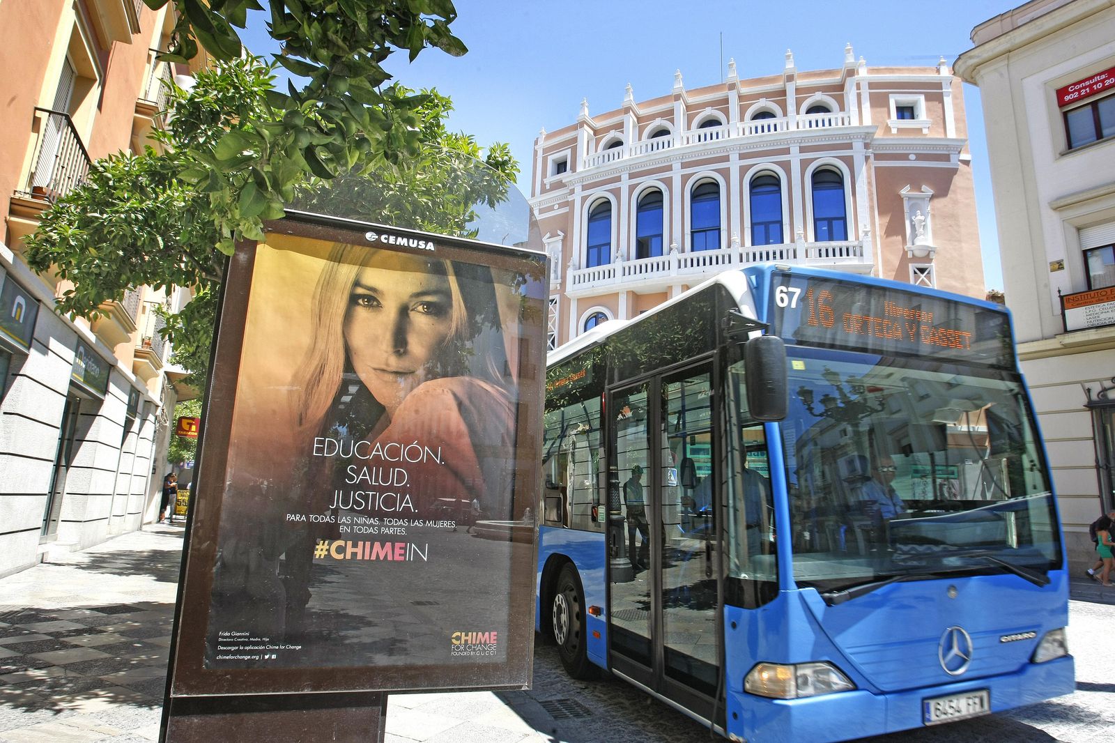 Un autobús urbano se aproxima a la Rotonda de los Casinos.