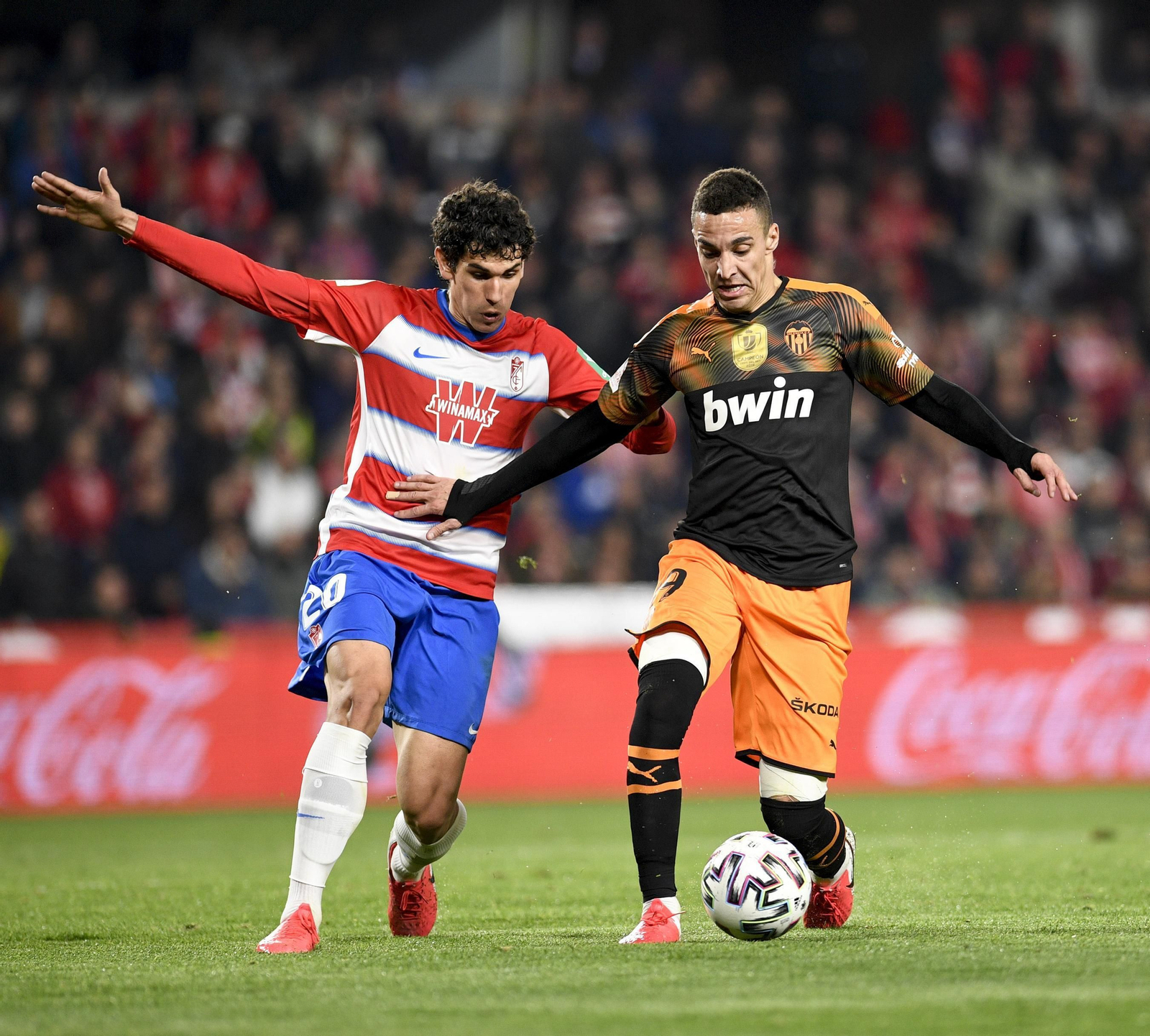 Vallejo encima a Rodrigo en el Granada-Valencia de Copa