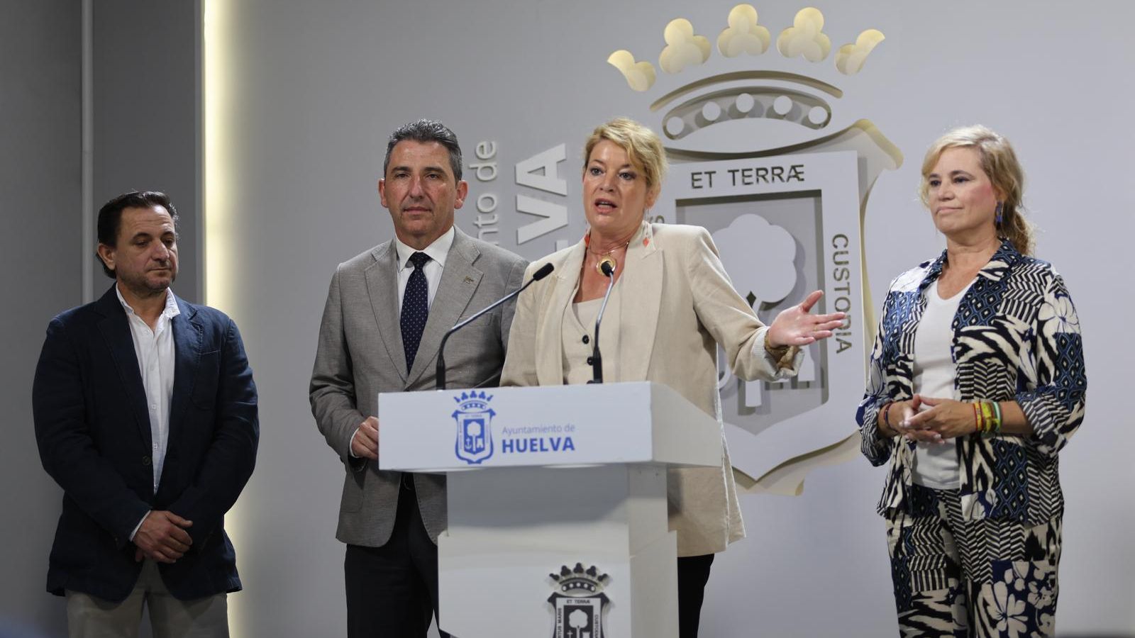 Pilar Miranda junto a Álvaro Burgos, Antonio Gómez y Gracia Baquero en la presentación de la IX Feria de la Gamba y el Marisco de Huelva.