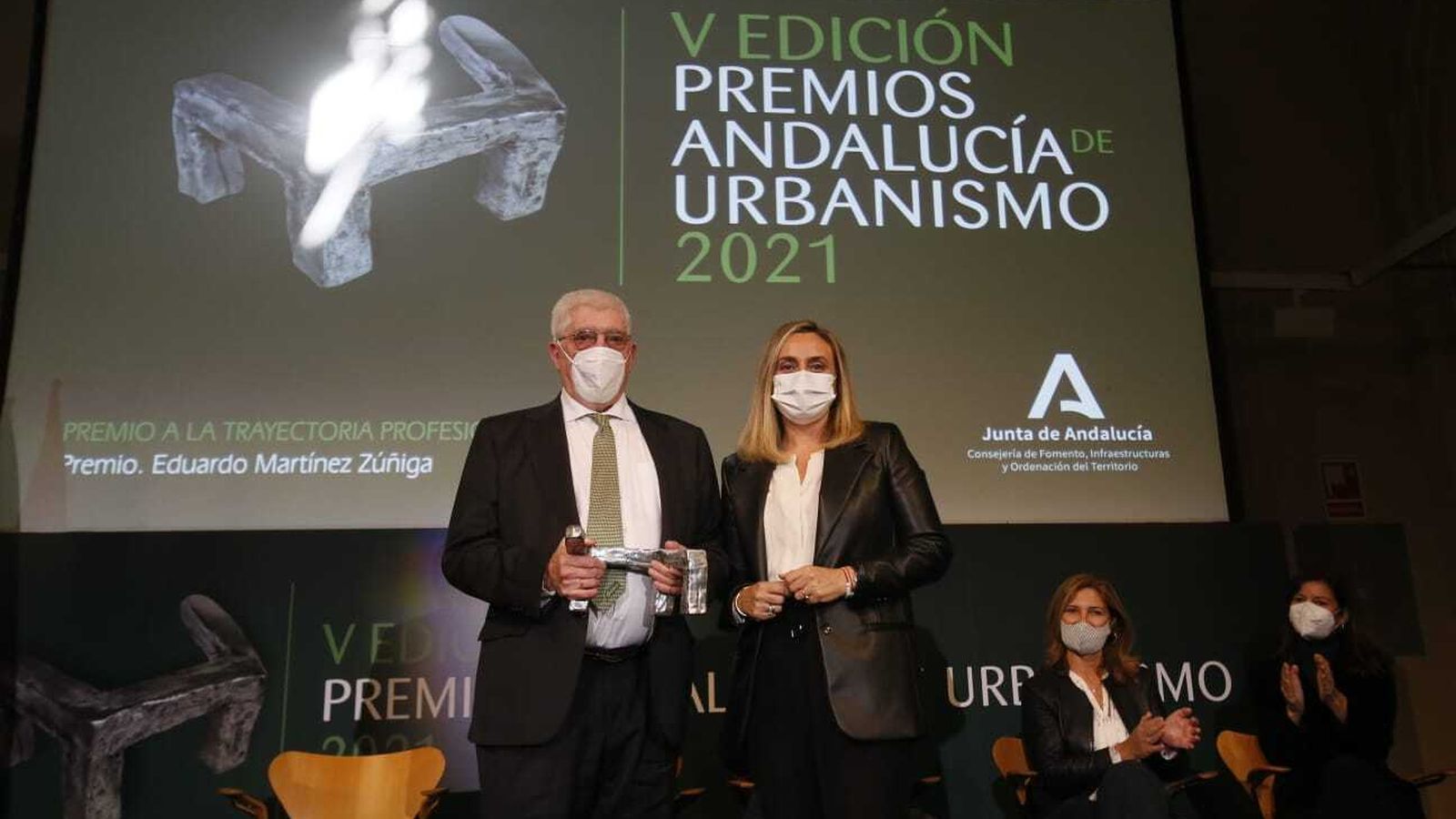 Eduardo Martínez Zuñiga con Marifrán Carazo tras recoger el premio.