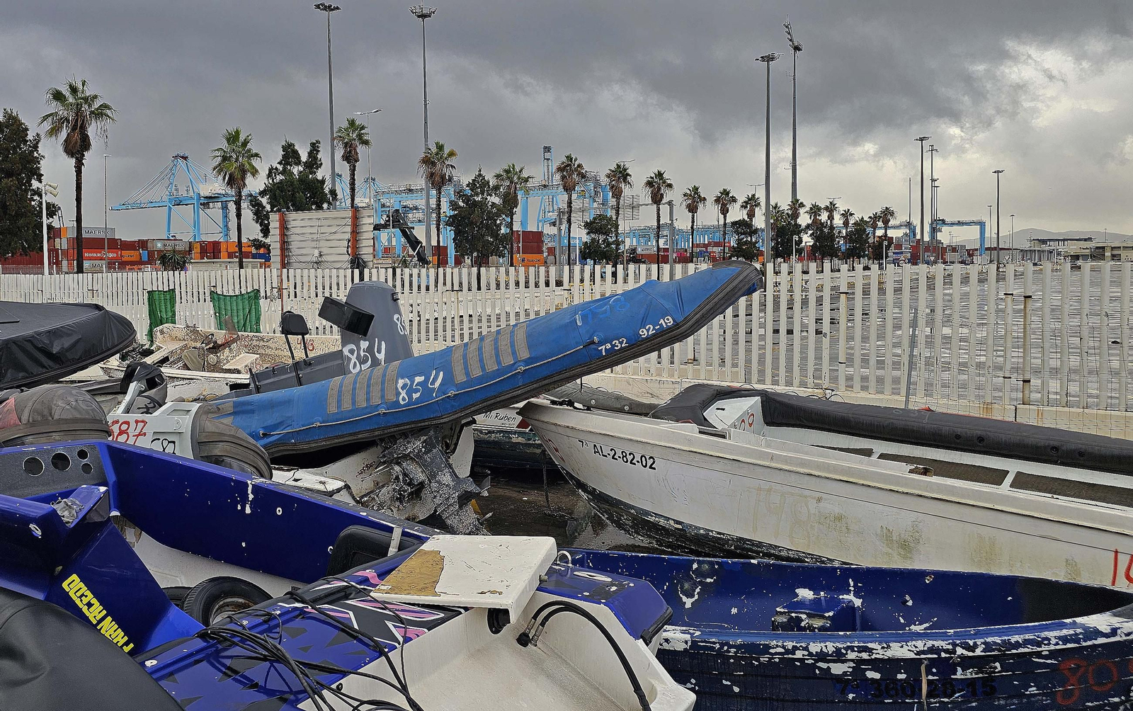 Fotos del hacinamiento de narcoembarcaciones requisadas en el Puerto de Algeciras