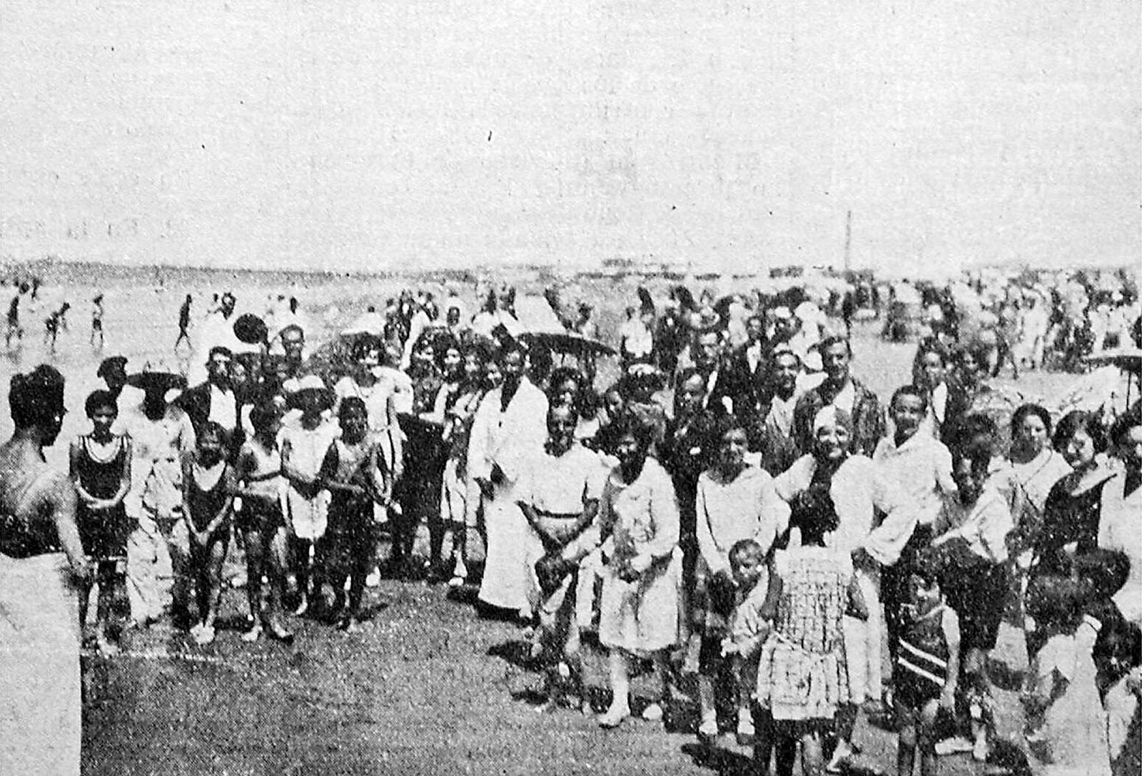 La playa Victoria en 1931 con los usuarios con albornoz y trajes de baño