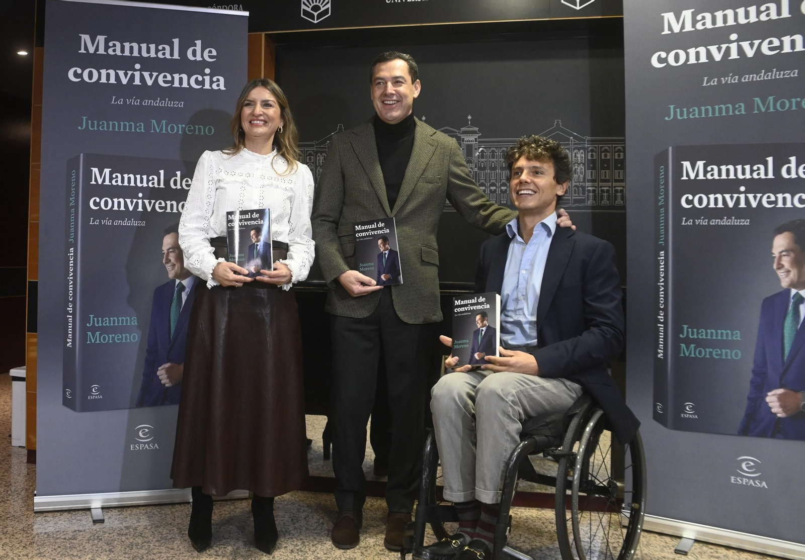 Juanma Moreno presenta en Córdoba su libro 'Manual de convivencia', en imágenes