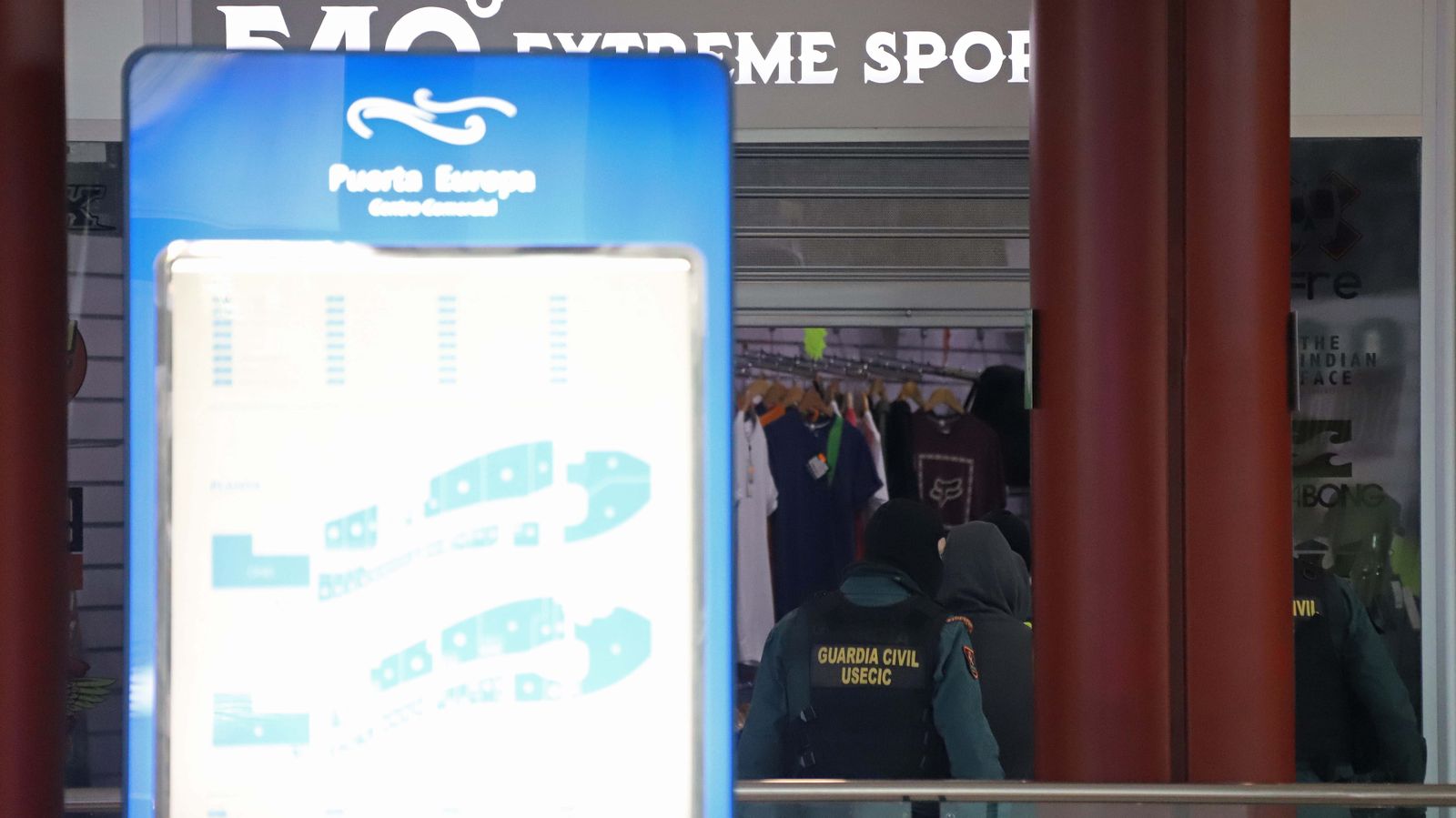 Registro de la Guardia Civil en el centro comercial Puerta Europa en Algeciras