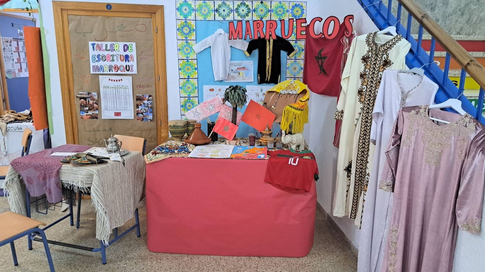 Exposición 'Vaya arte de culturas!' en el CEIP Sagrada Familia de Jerez.