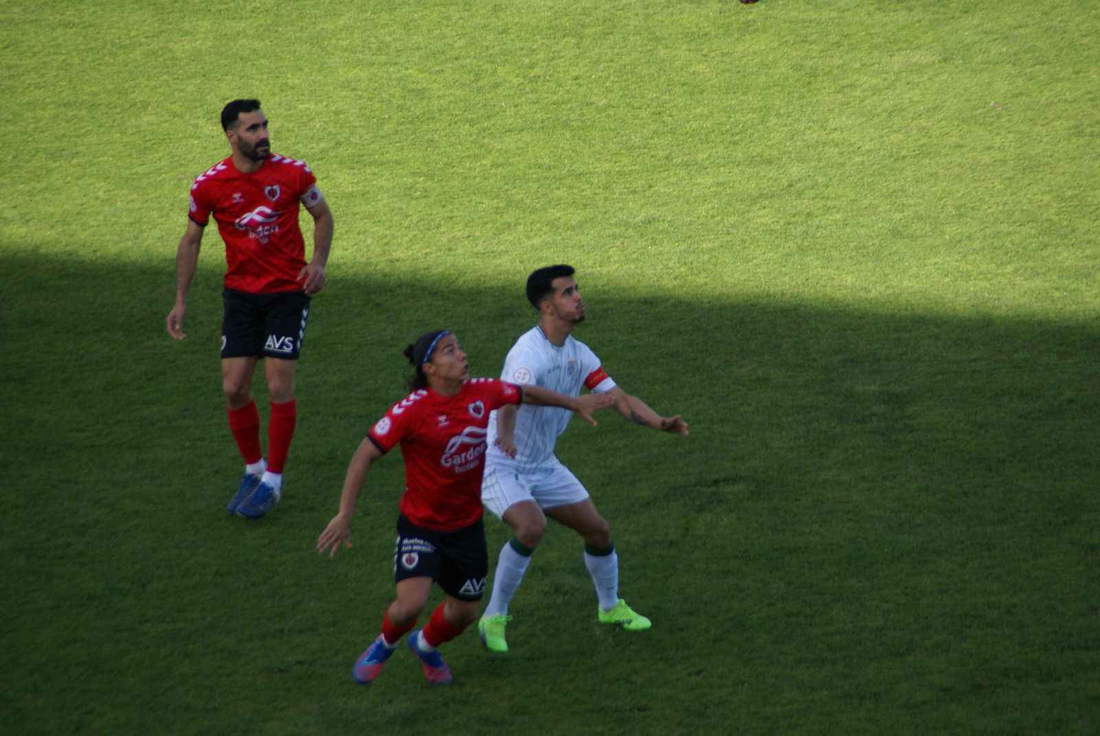 Jugadores del Cartaya y el Córdoba B esperan recibir el balón.