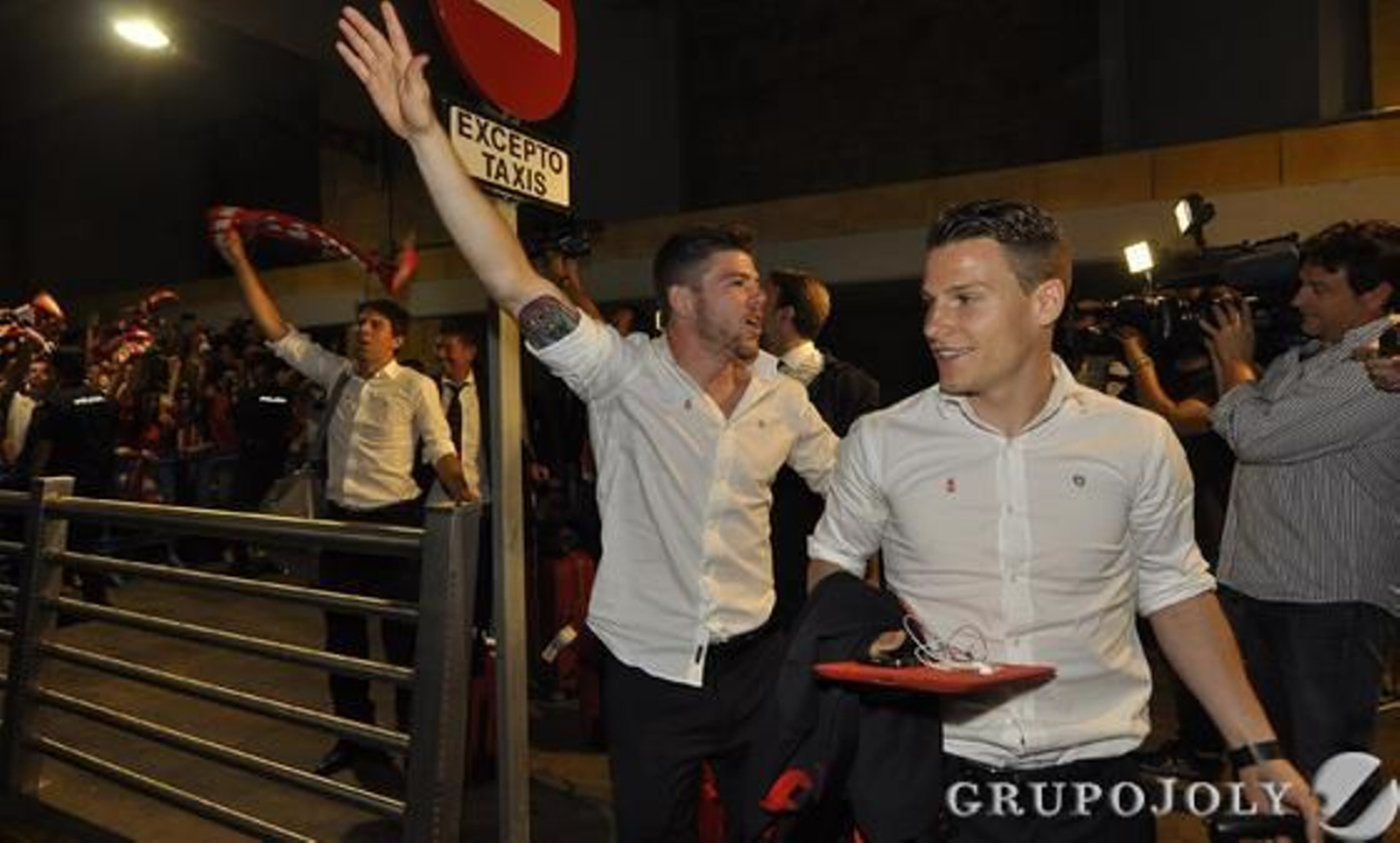 El Sevilla llega al aeropuerto arropados por cientos de aficionados.

Foto: Manuel Gomez
