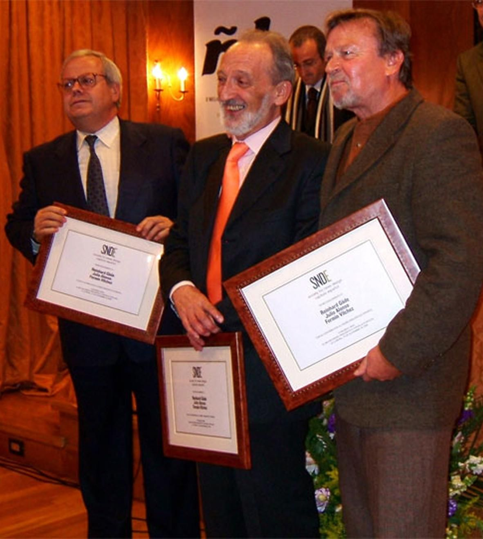 A la izquierda, recogiendo un premio como diseñador gráfico